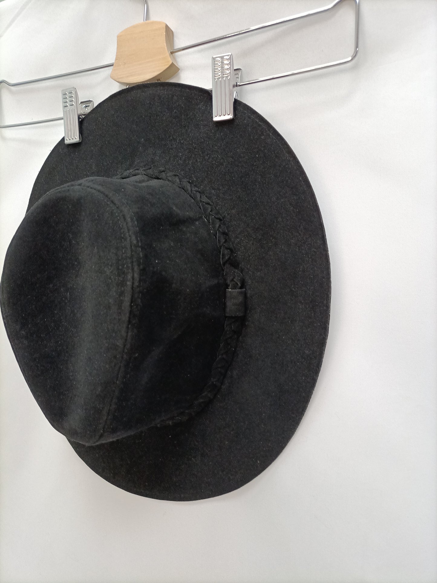 PULL&BEAR. Sombrero negro antelina T.s