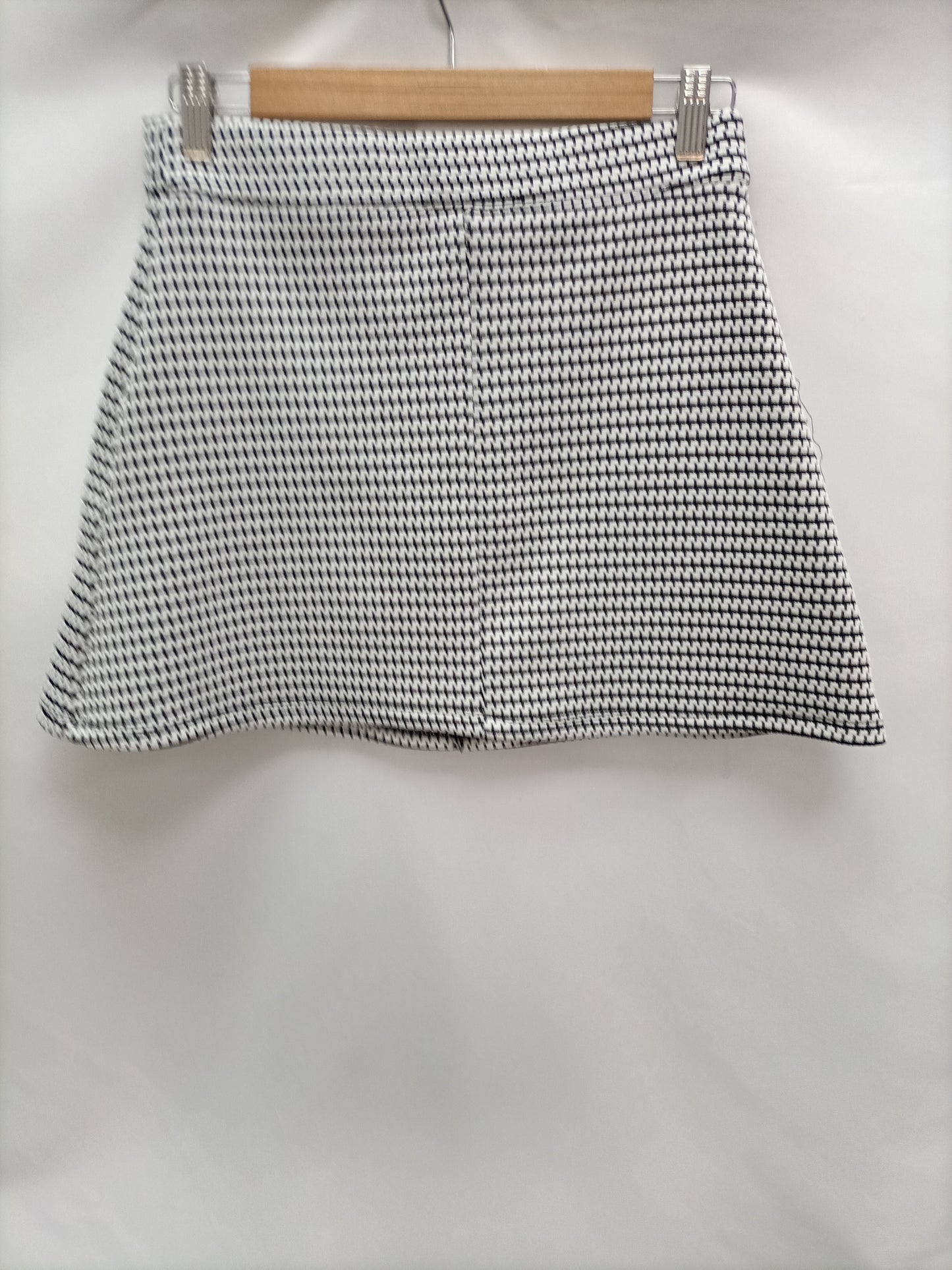 PULL&BEAR. Falda textura negra y blanca T.m