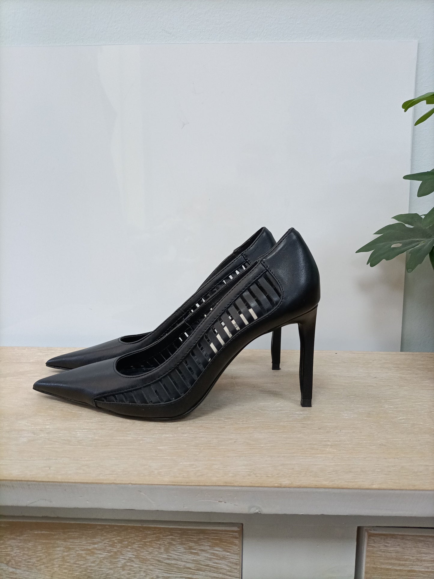 ZARA. Estiletos negros abiertos T.37