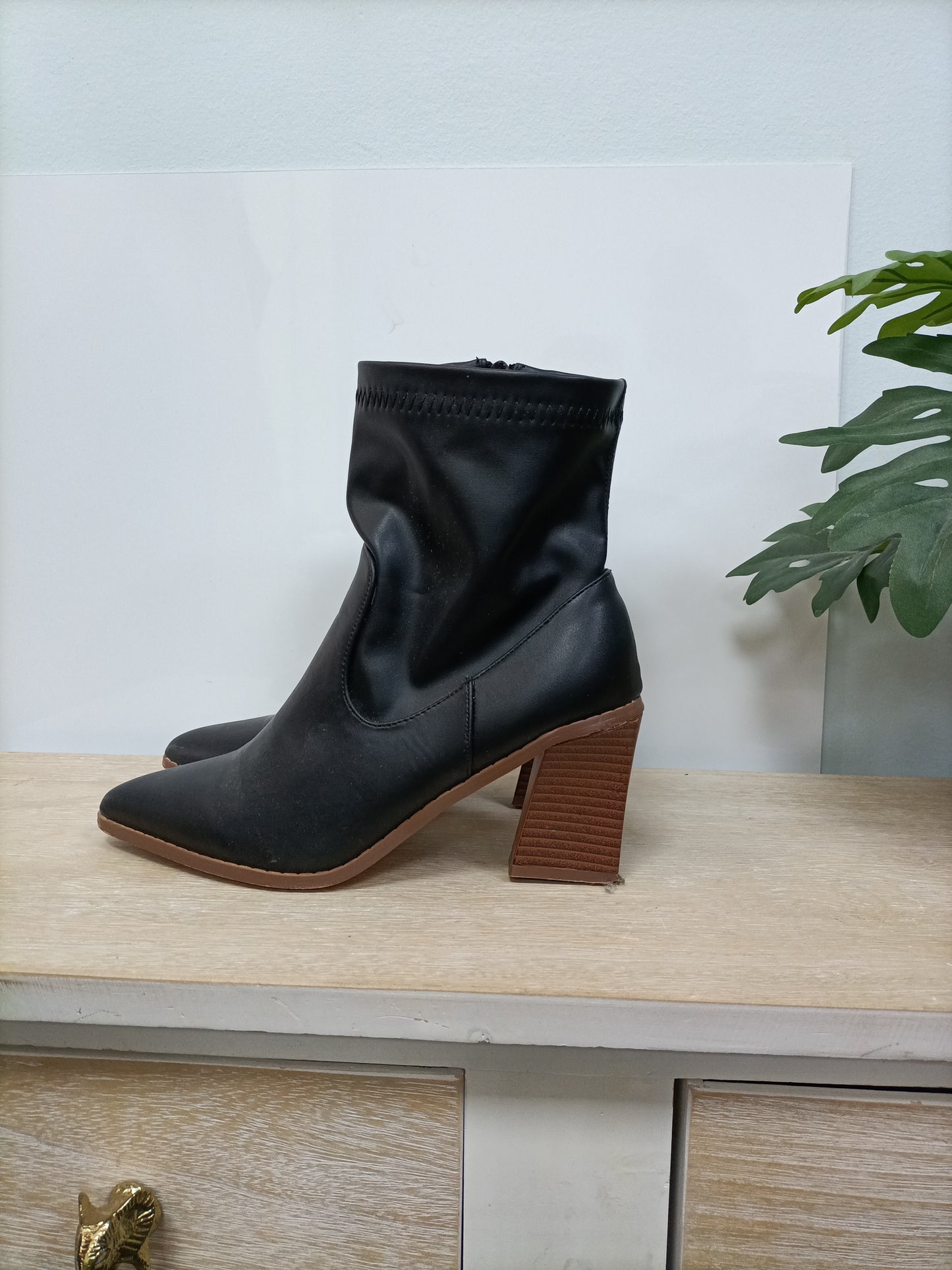 QUANTIQLO. Botín negro polipiel T. 38 (tara)