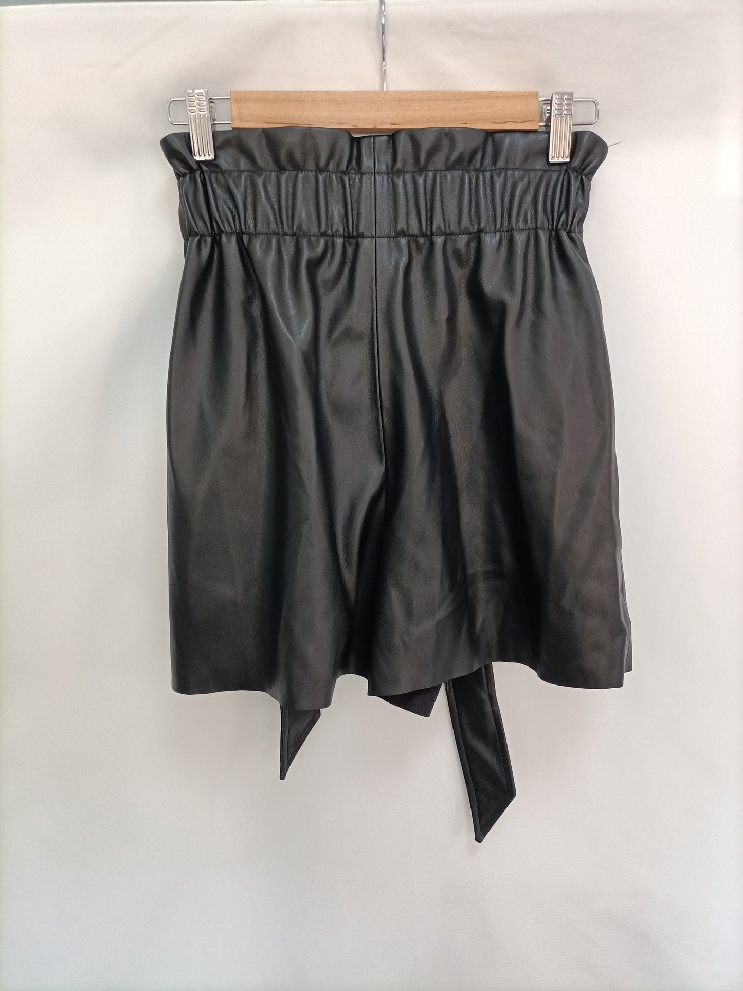 ZARA. Shorts polipiel T.s