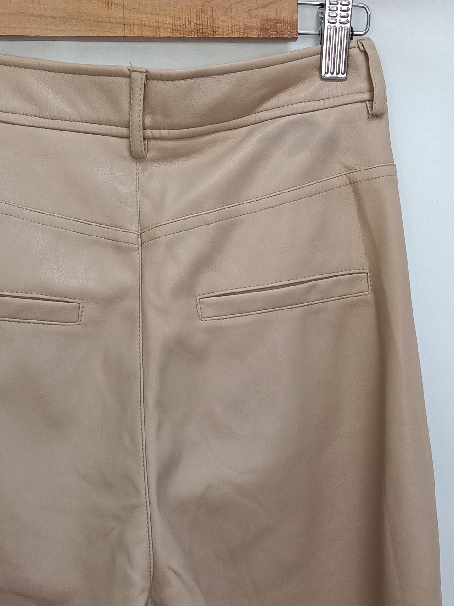 MANGO. Pantalón beige polipiel T.34 (tara)