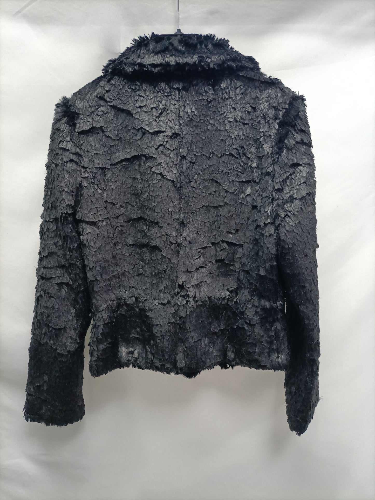 OTRAS. Chaqueta negra pelo T.u(s)