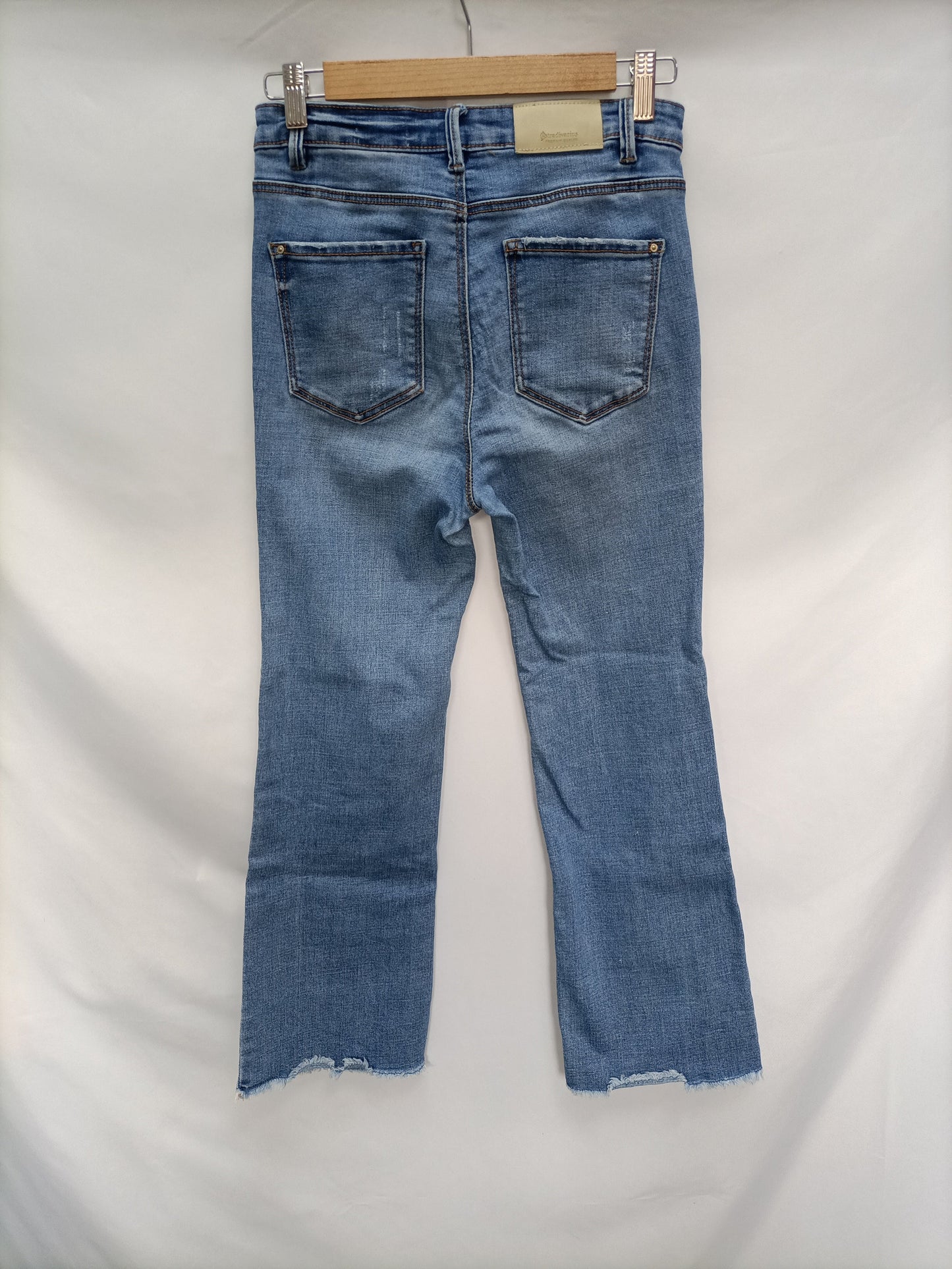 STRADIVARIUS. Pantalón vaquero croped flare T.36
