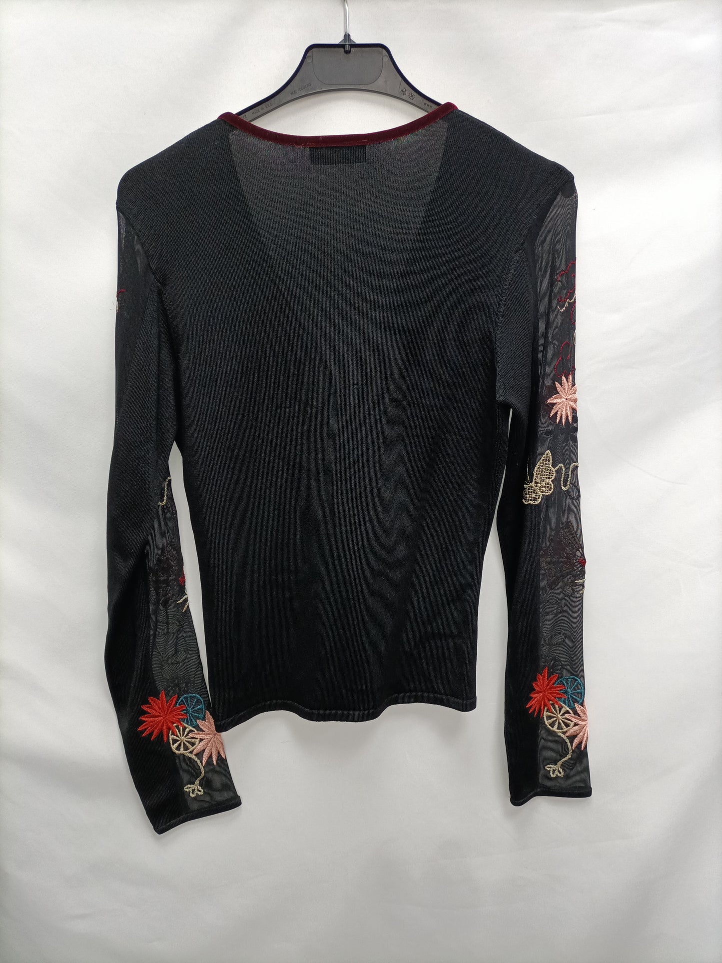 KAREN MILLEN. top negro bordado T.1(s)