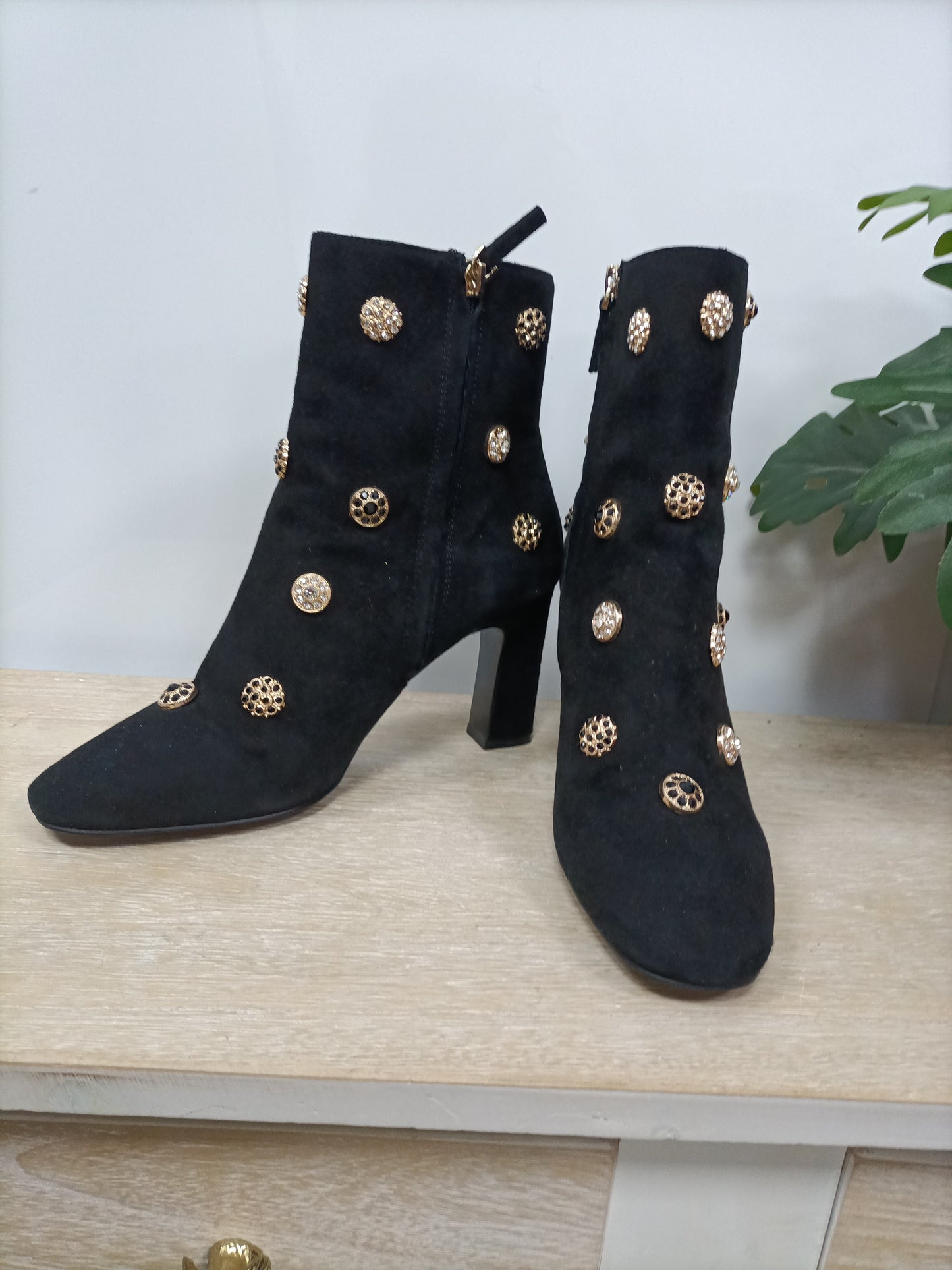 UTERQÜE. Botines negros pedrería T.39