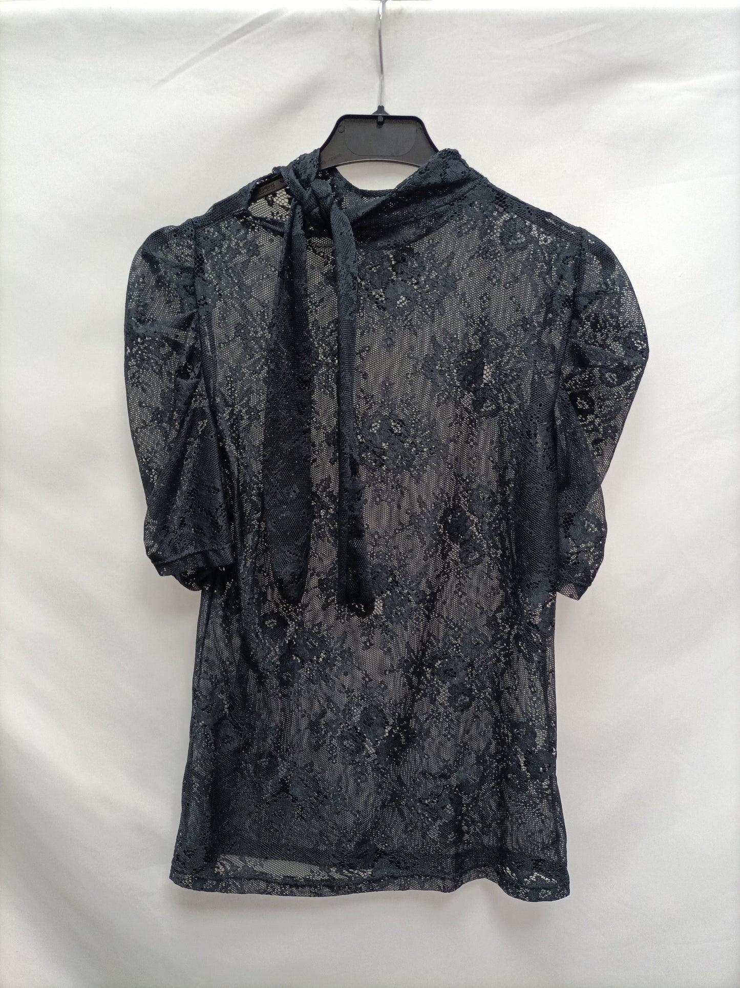 BERSHKA.Top encaje azul T.m