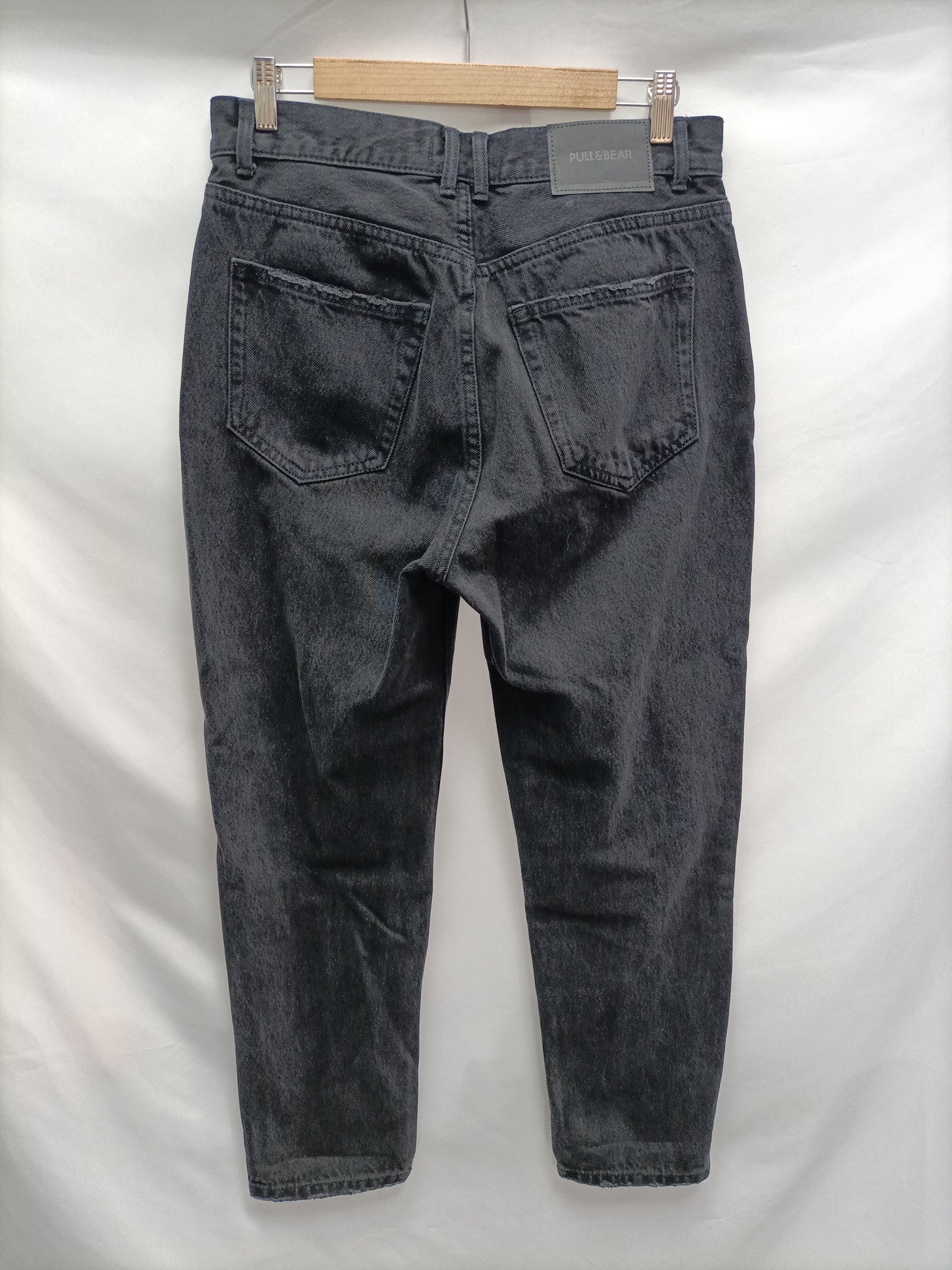 PULL&BEAR. Pantalón negro denim T.40