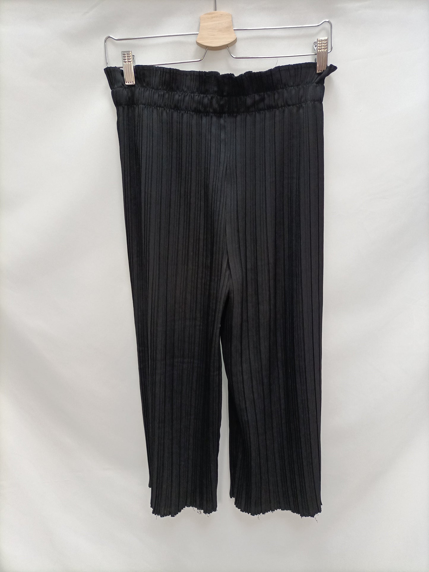 SFERA. Pantalón negro plisado T.m