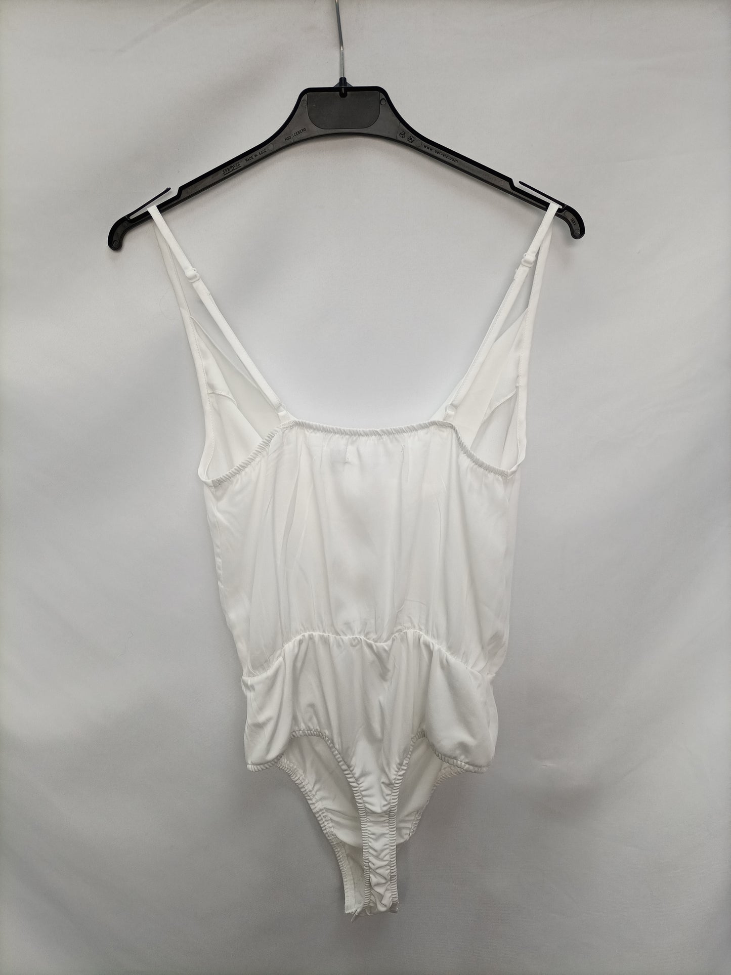 MISSGUIDED. Fluid white bodysuit T.36