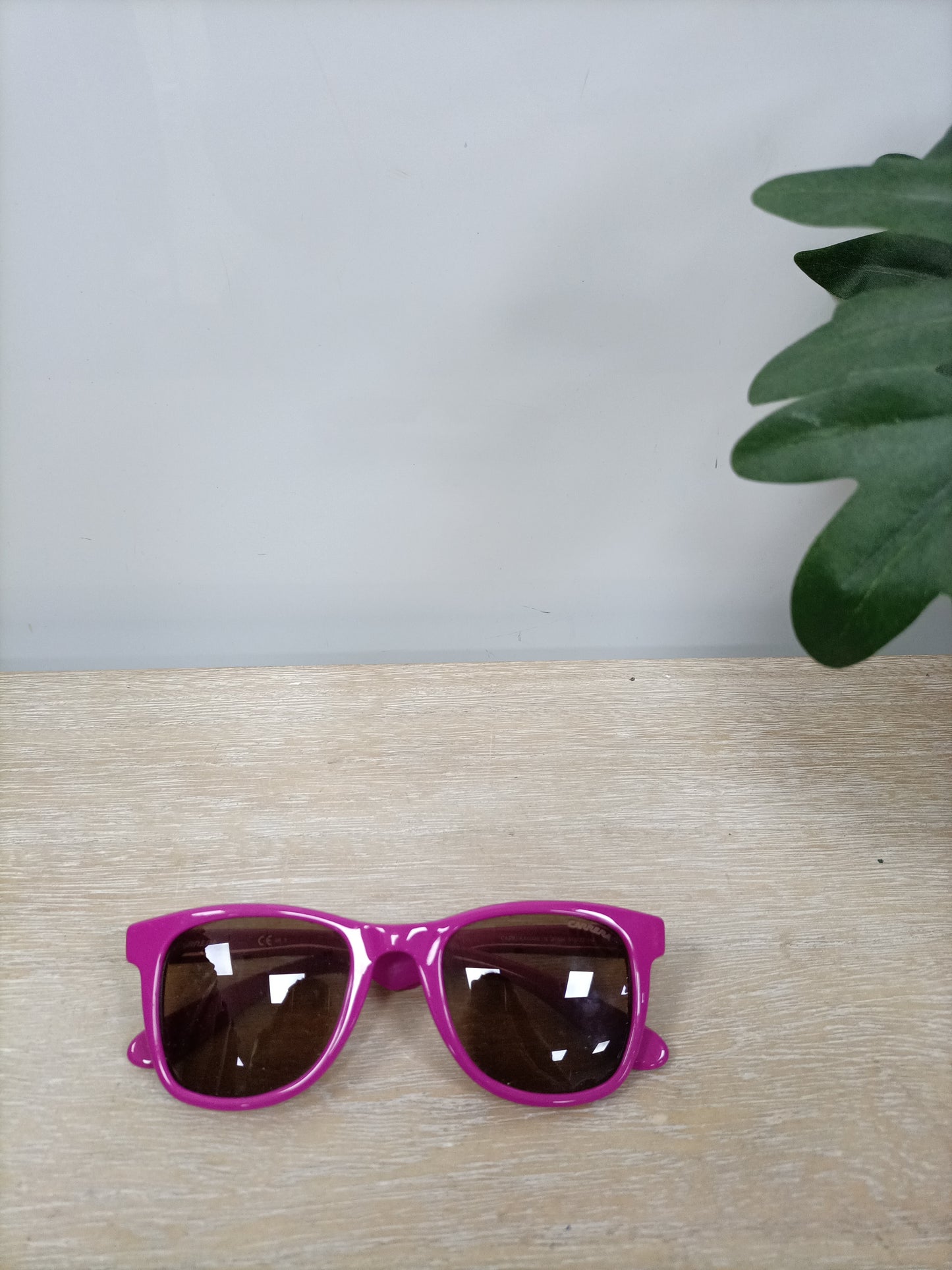 CARRERA. Gafas de sol rosas