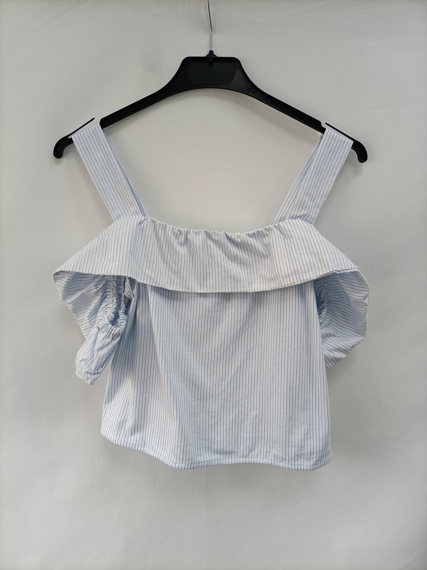 ZARA. Striped ruffle blouse Ts