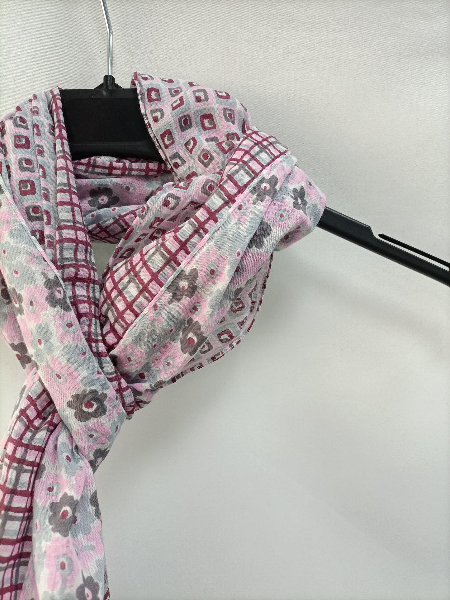 OTRAS. Fular estampado rosa