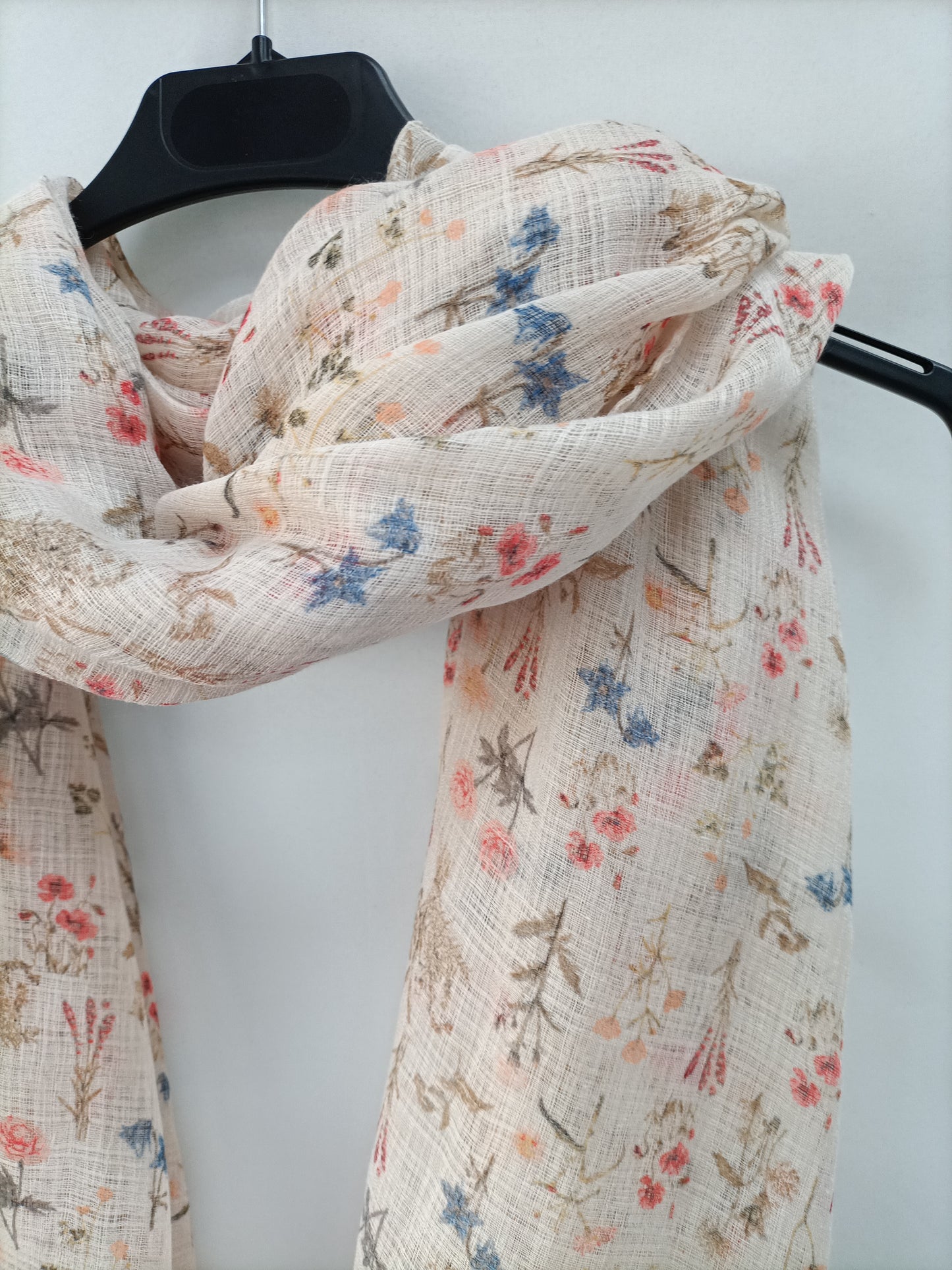 OTRAS. Fular flore y flecos