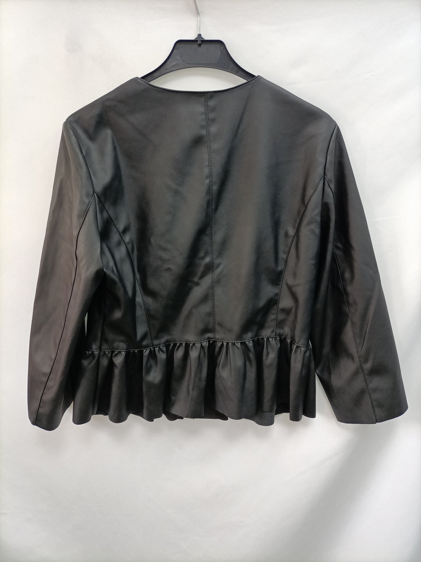 VILA. Chaqueta negra volante T.38