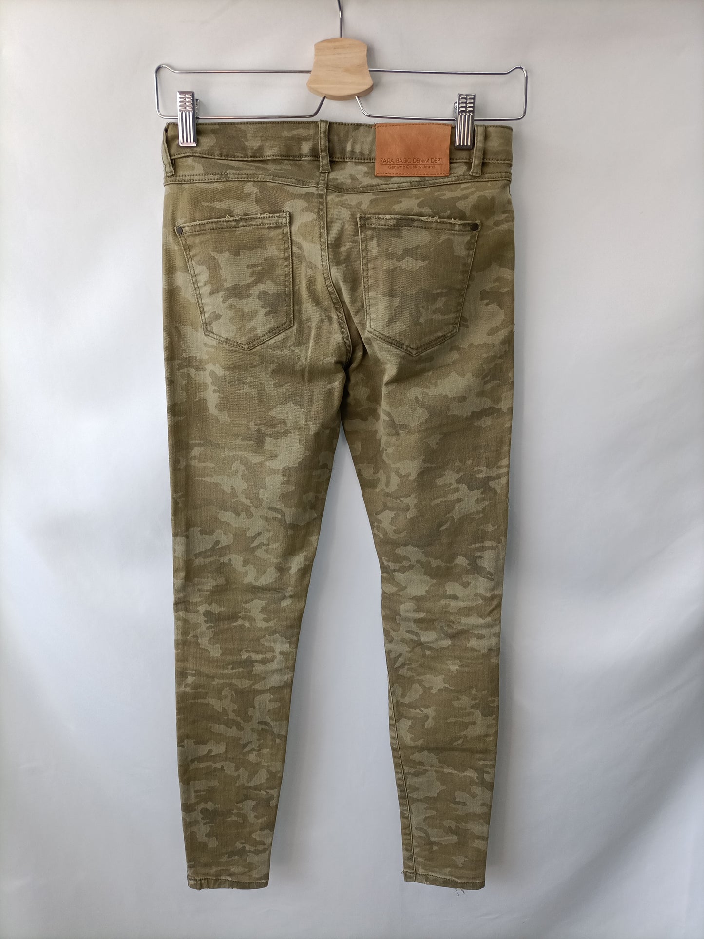 ZARA. Pantalón verde camuflaje T.34