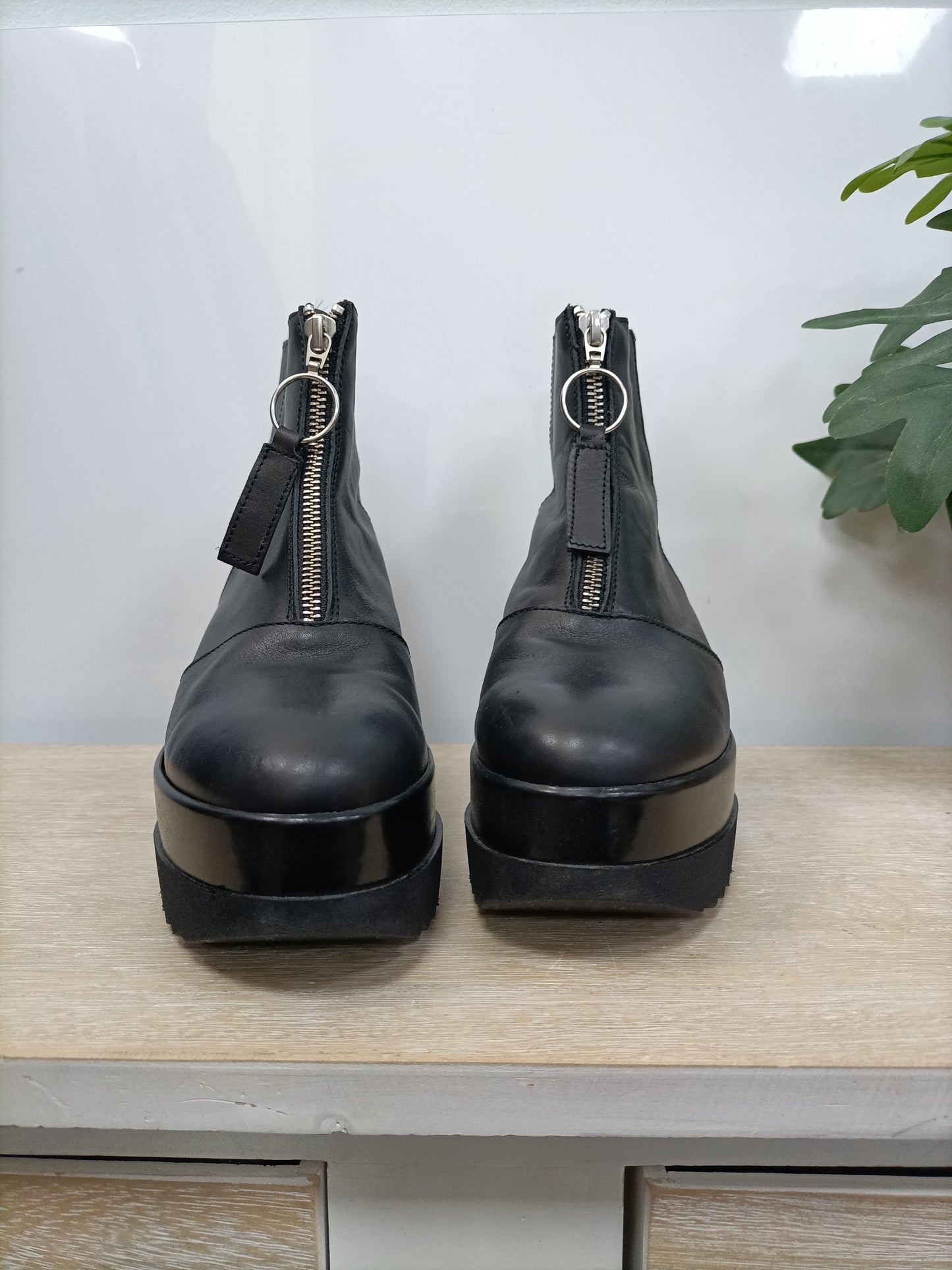 GALA SHOES. Botines negros cremallera T.36