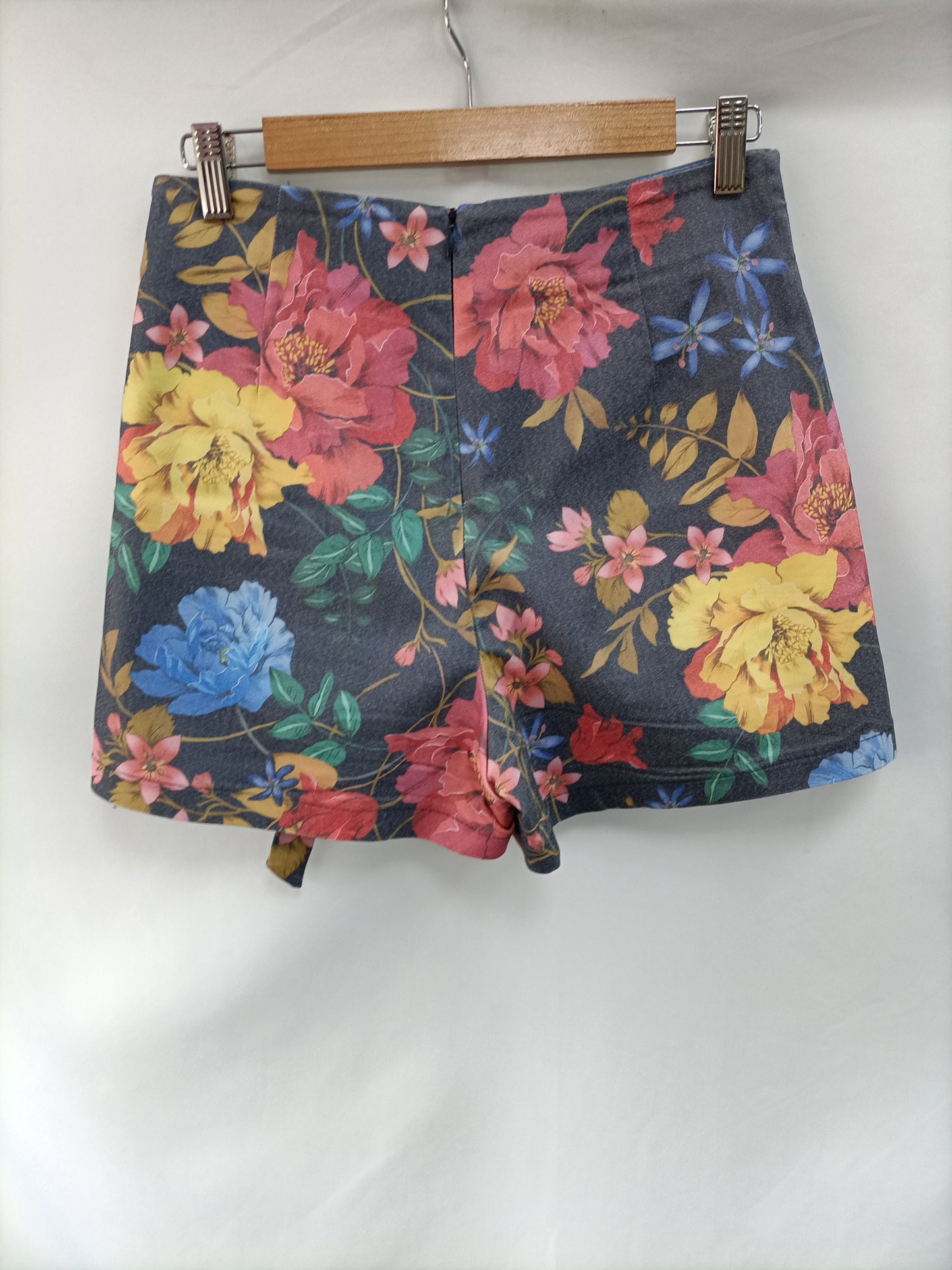 STRADIVARIUS. Falda pantalón flores T.38