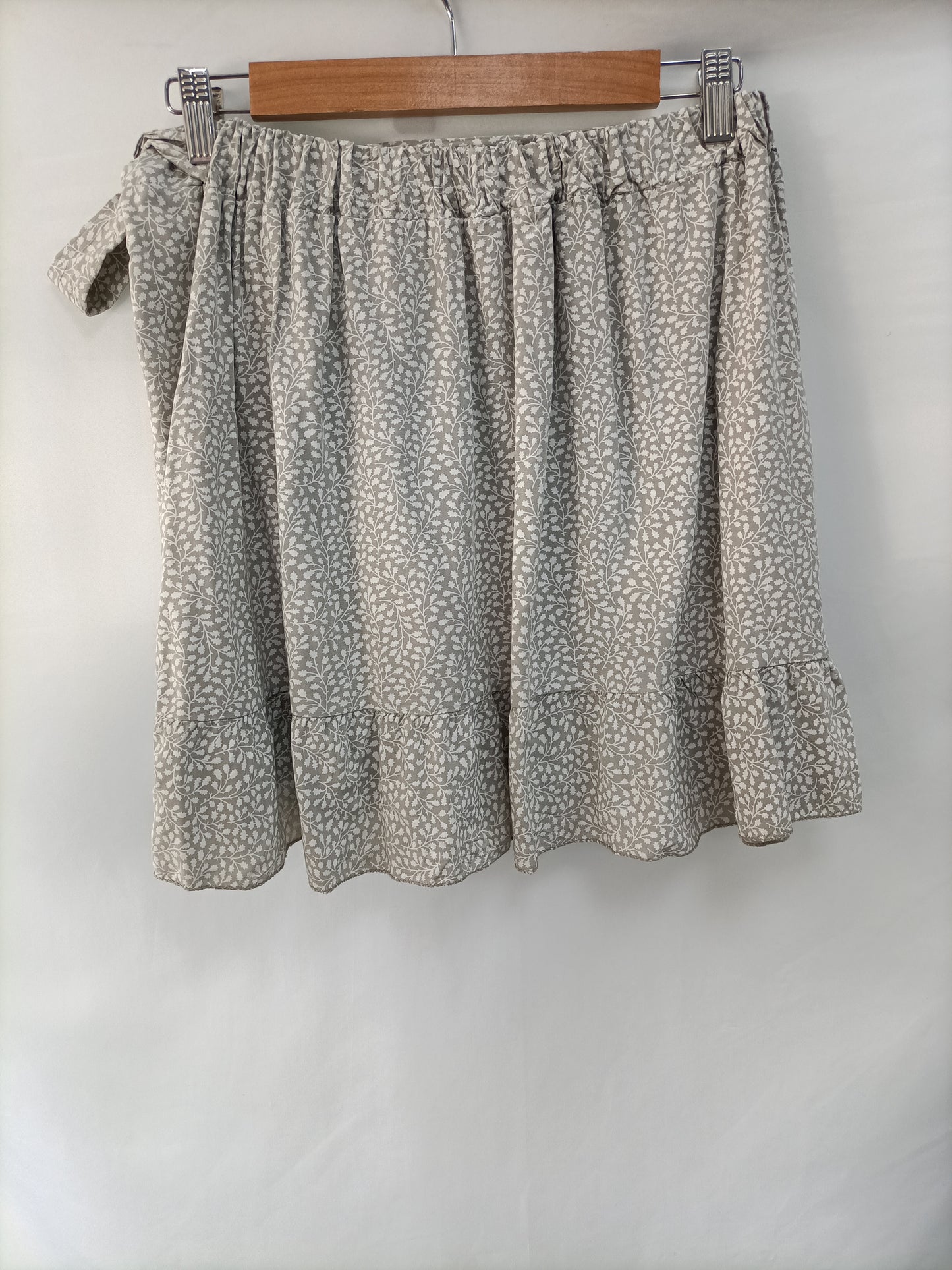 OTRAS. Falda gris florecitas T.u(m)