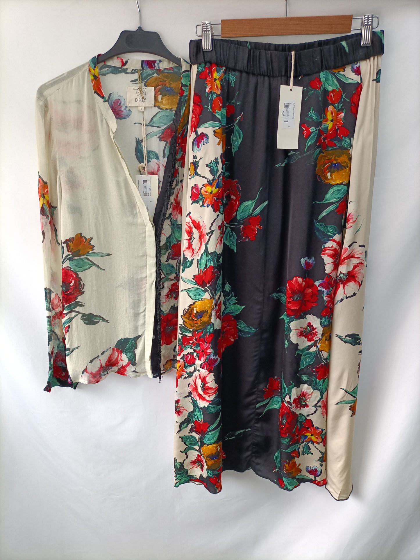 DIEGA. Falda beige flores T.s