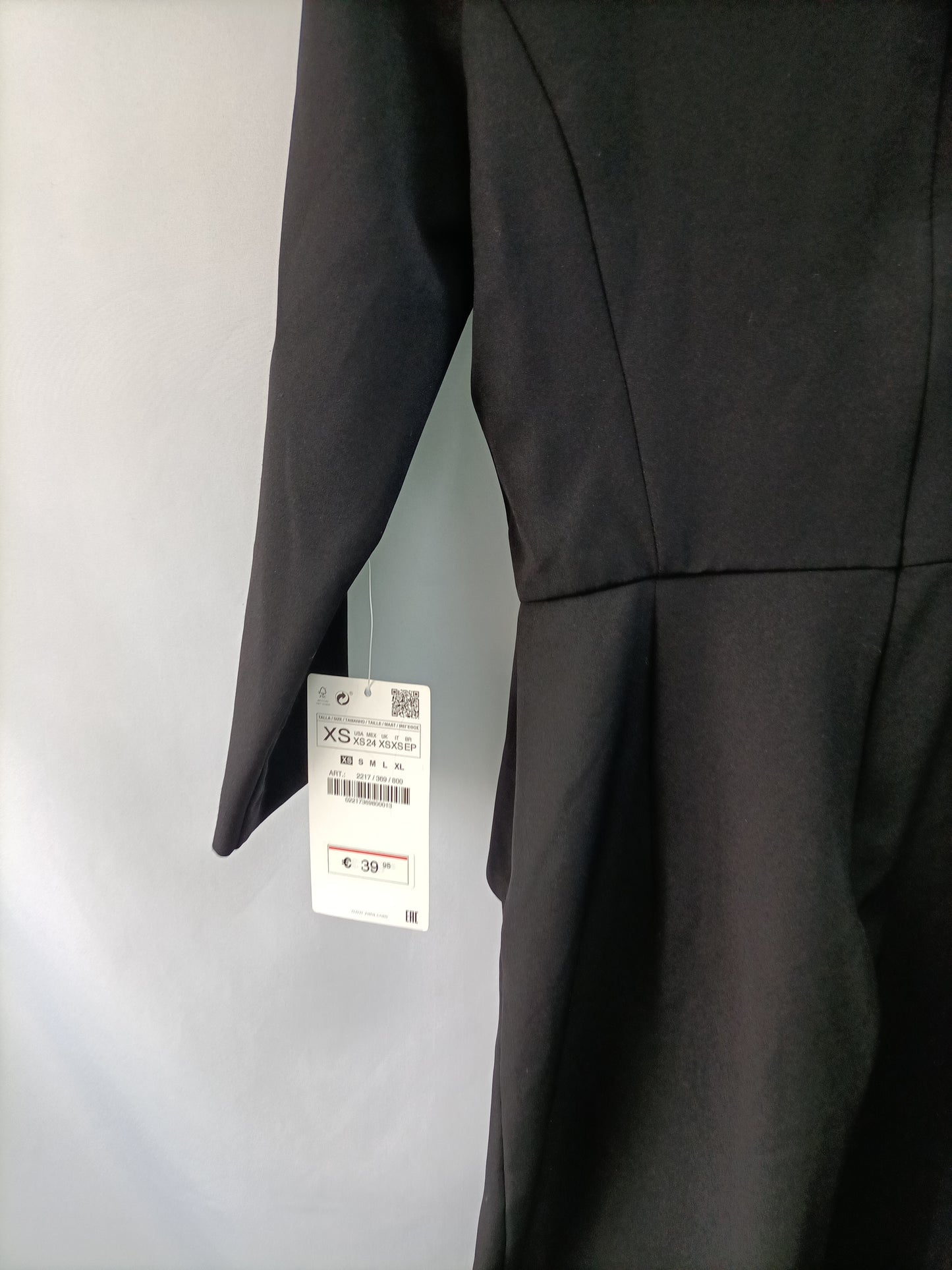 ZARA. Vestido negro volante T.xs