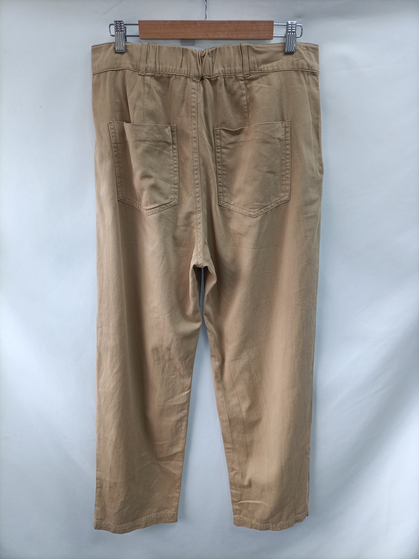 MANGO. Pantalón Camel pinzas T.42