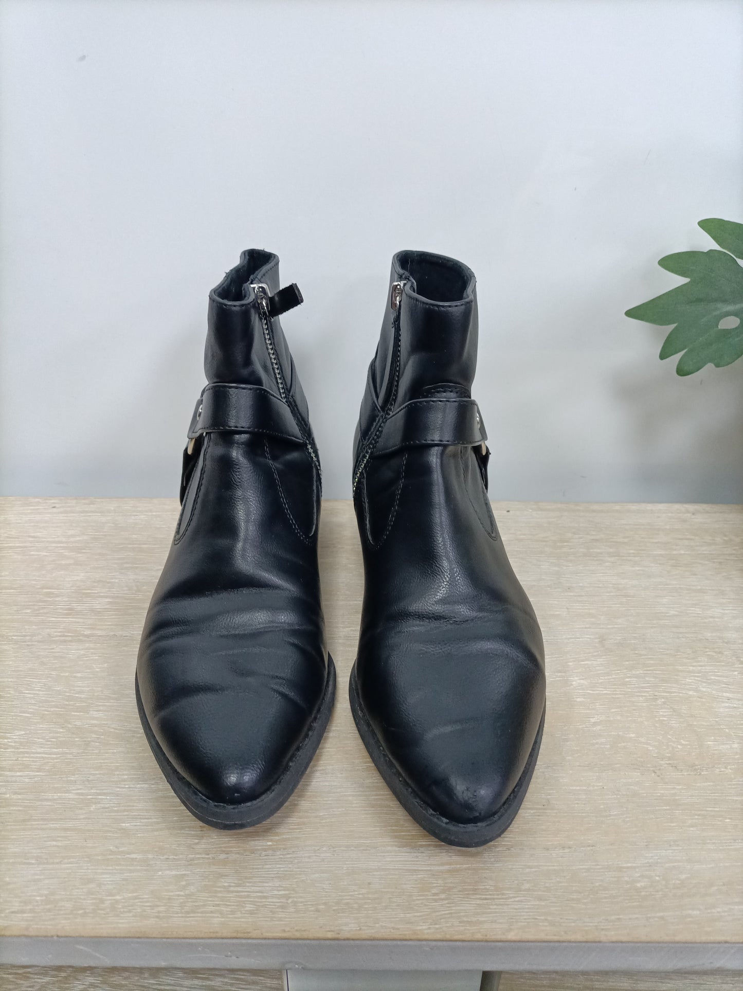 PULL&BEAR. Botines negros T.37