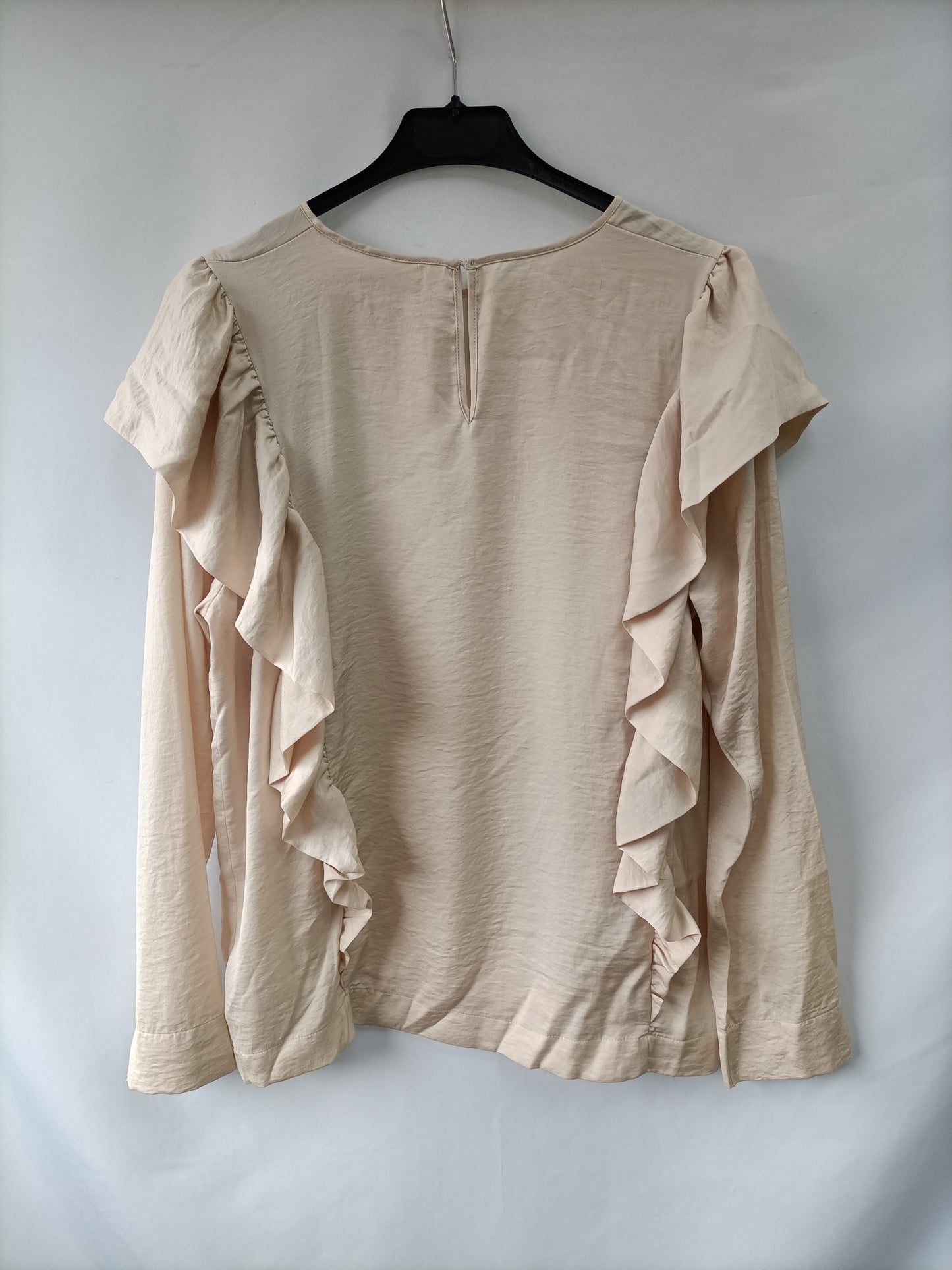 H&M. Beige ruffled blouse T.38