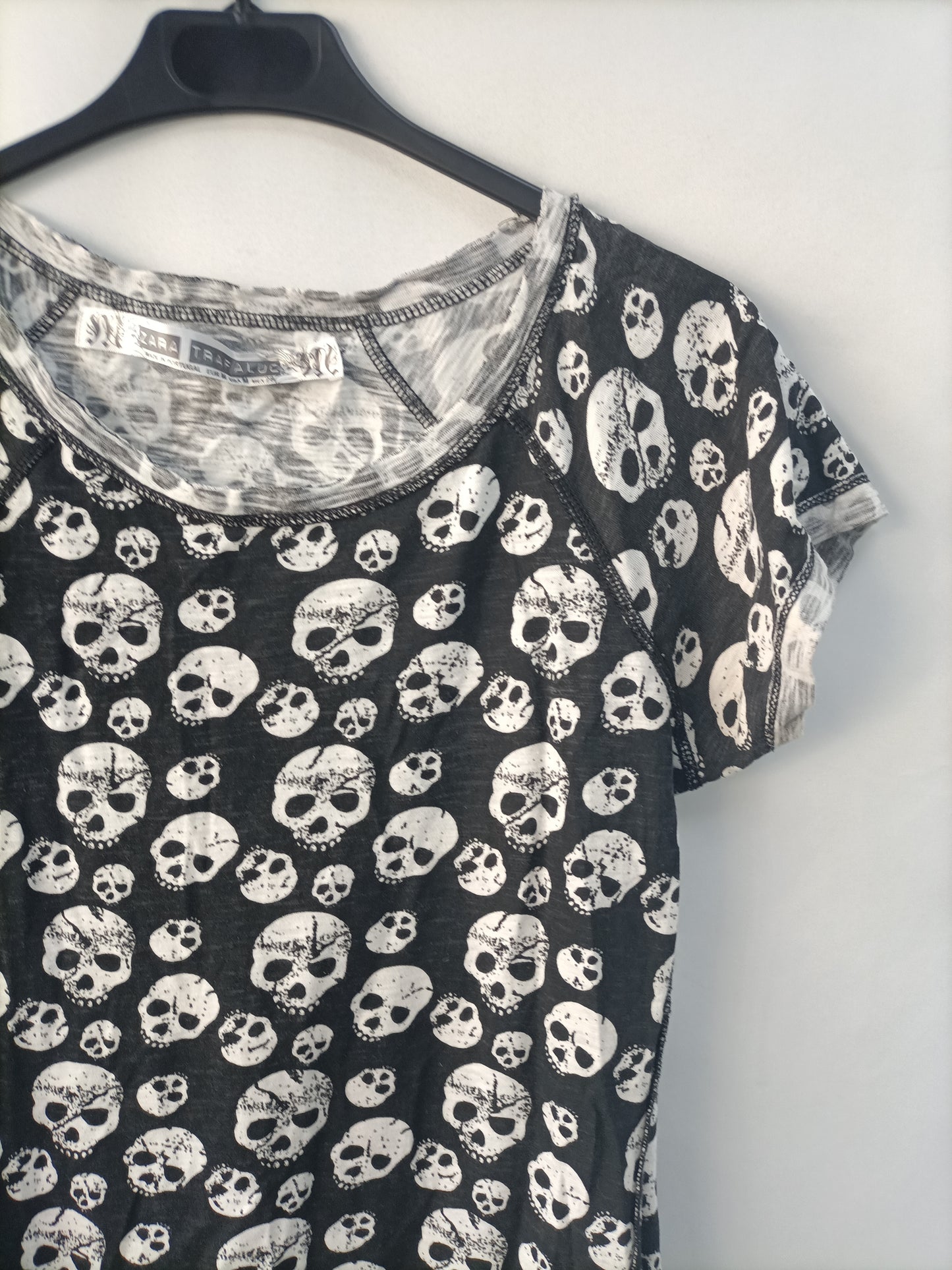ZARA. Camiseta calaveras