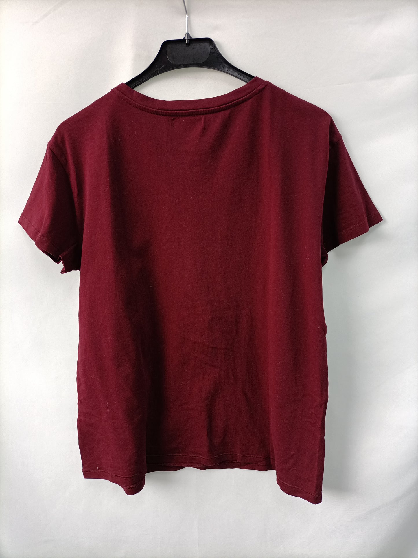 BERSHKA. Camiseta burdeos letras T.m