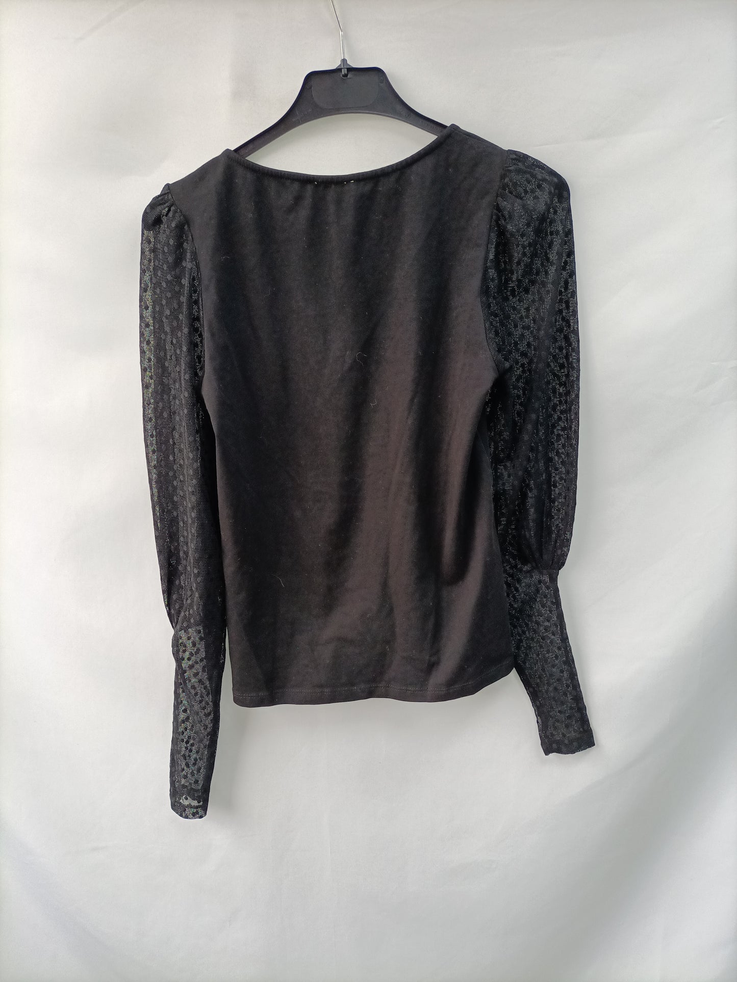 STRADIVARIUS. top negro mangas encaje T. s