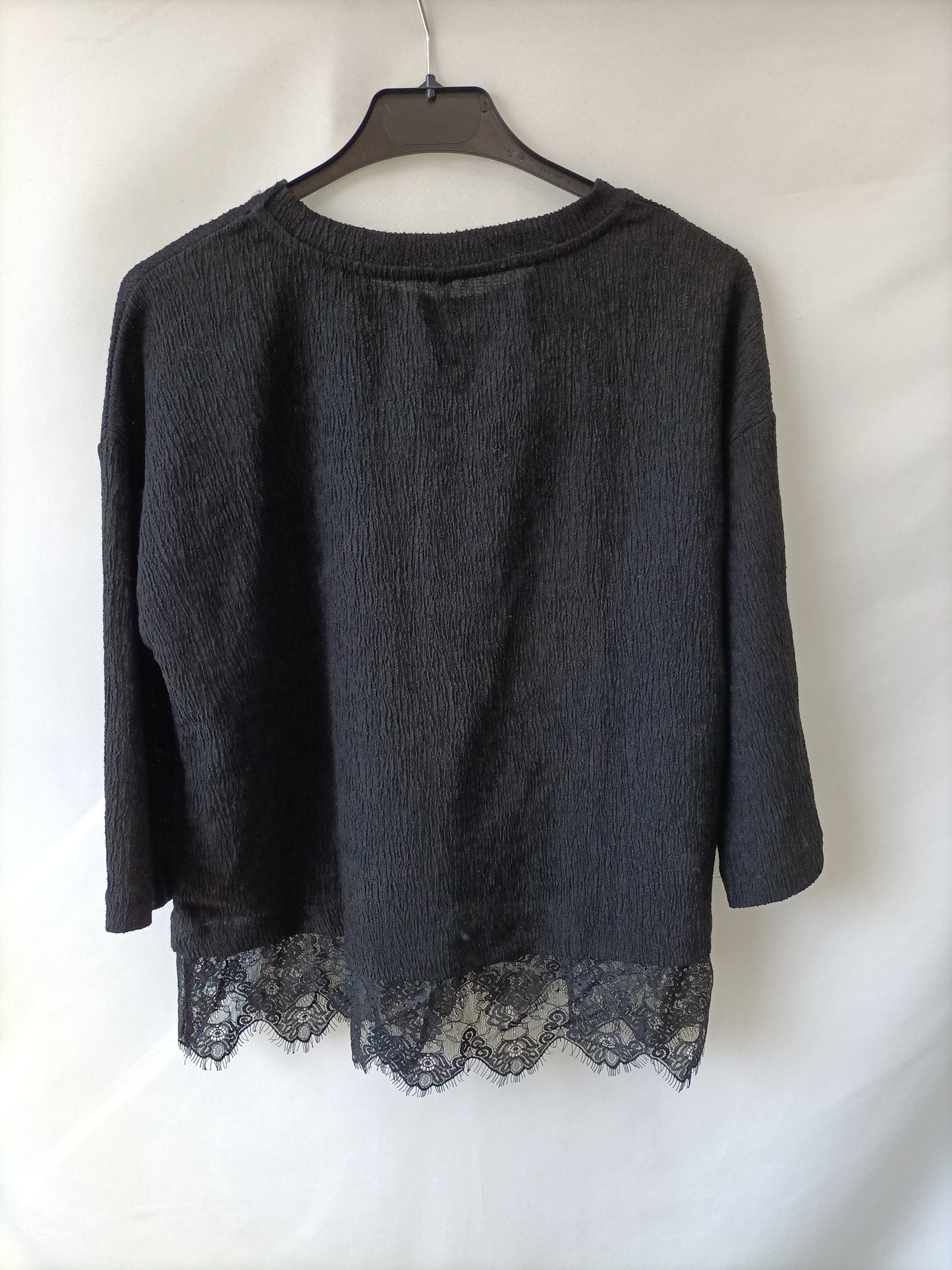 STRADIVARIUS. Camiseta fluida negra bajo encaje T.s