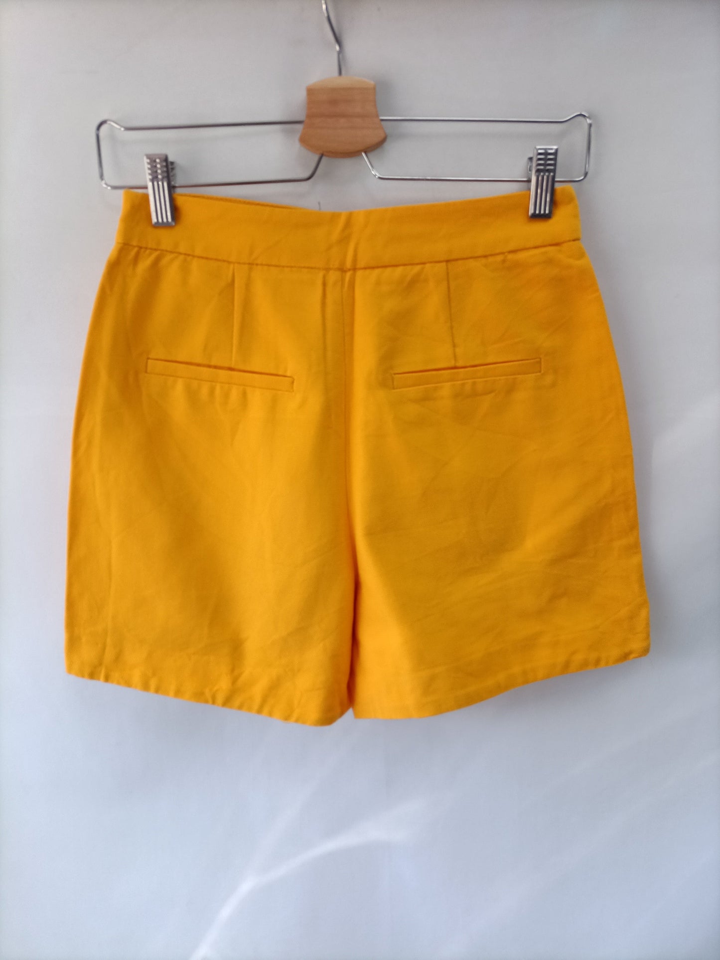 ZARA. Short amarillo textura T.s