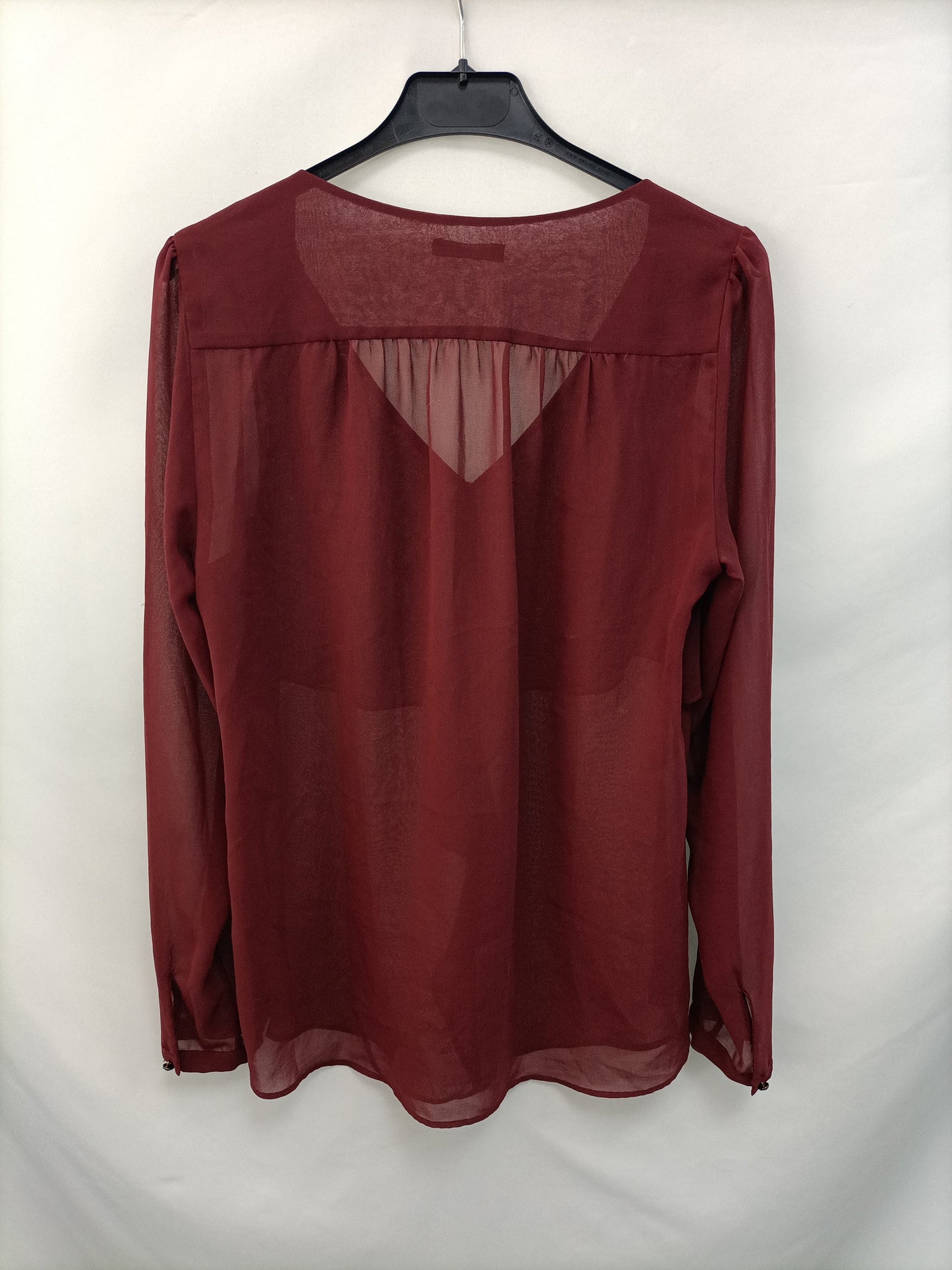 MASSIMO DUTTI. Blusa burdeos volantes T.38