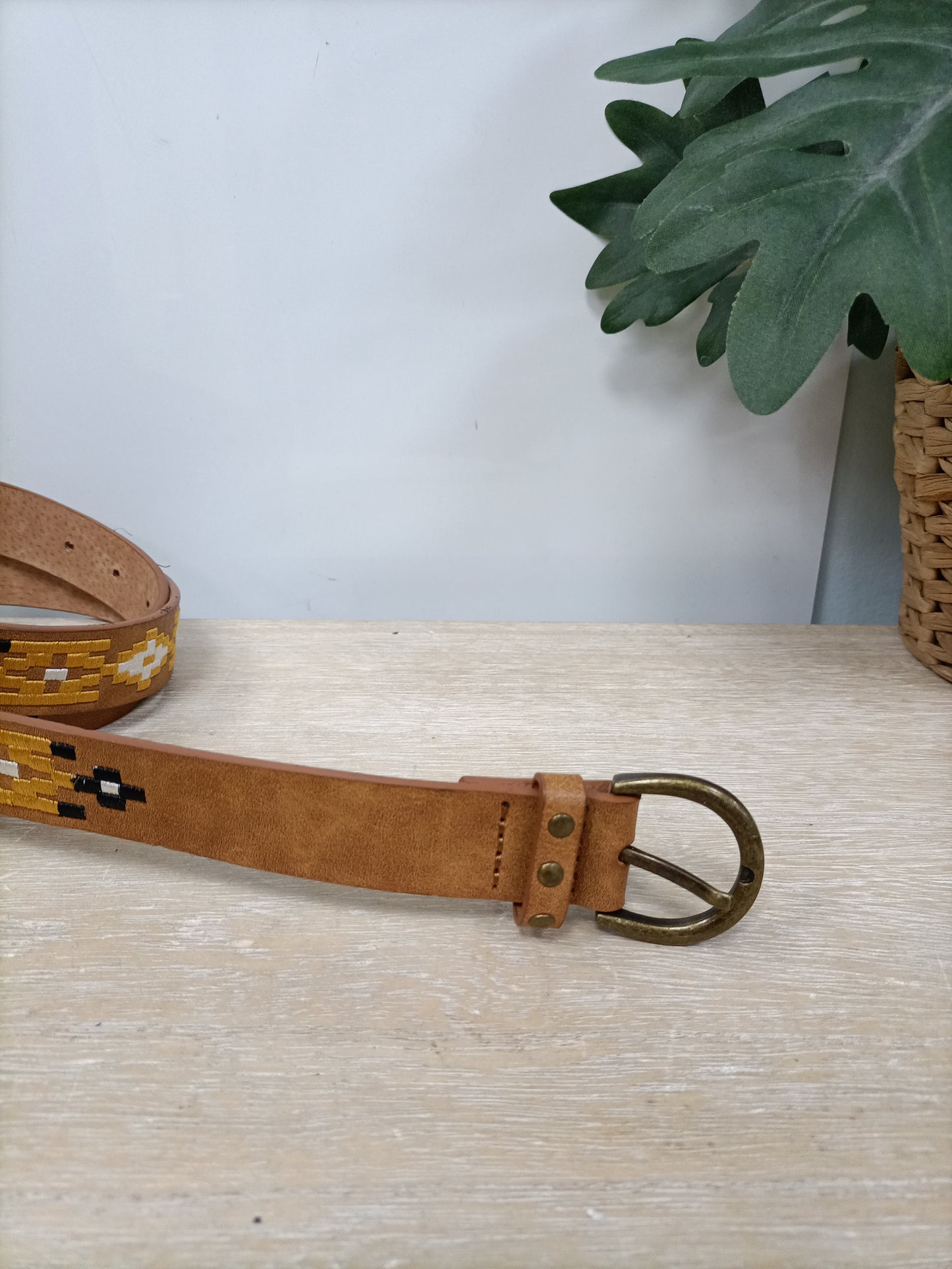 OTRAS. Cinturón bordado