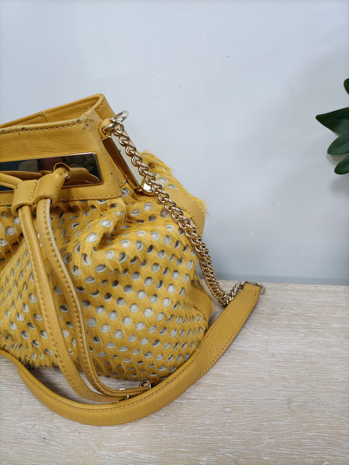 UTERQÜE. Bolso pelito mostaza