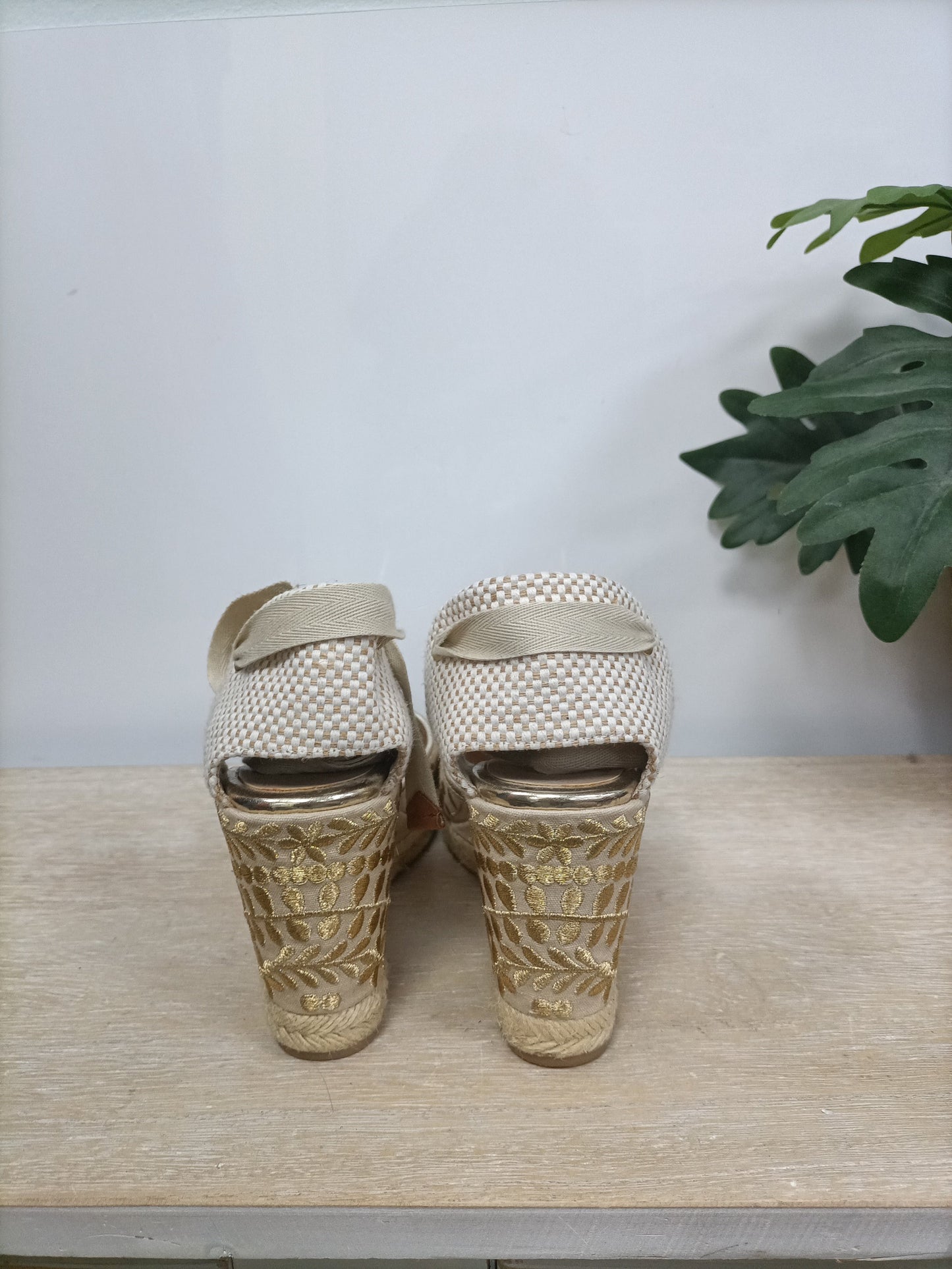 ALDO.Cuñas beige bordadas T.37,5