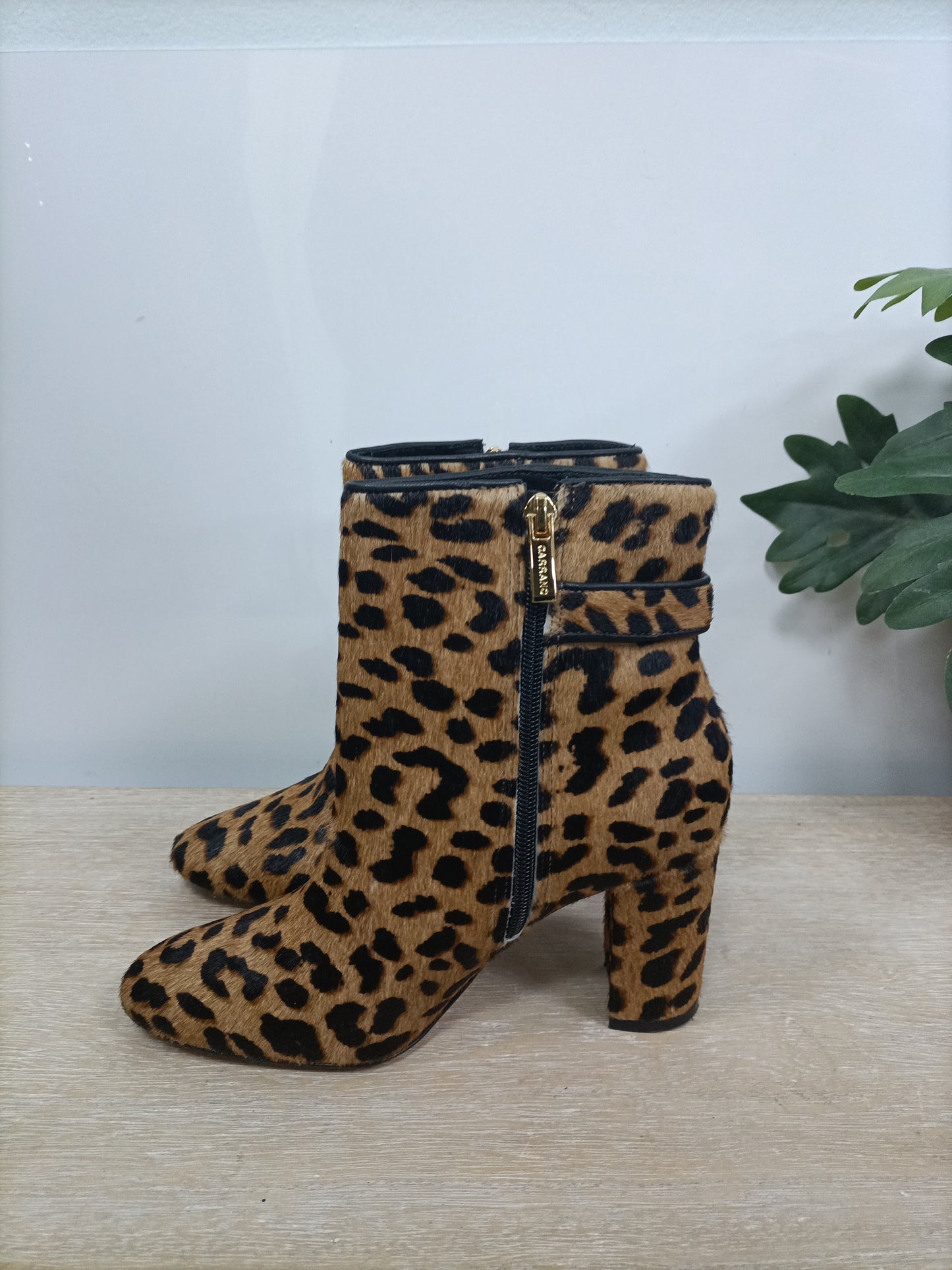 CARRANO.Botines animal print T.36