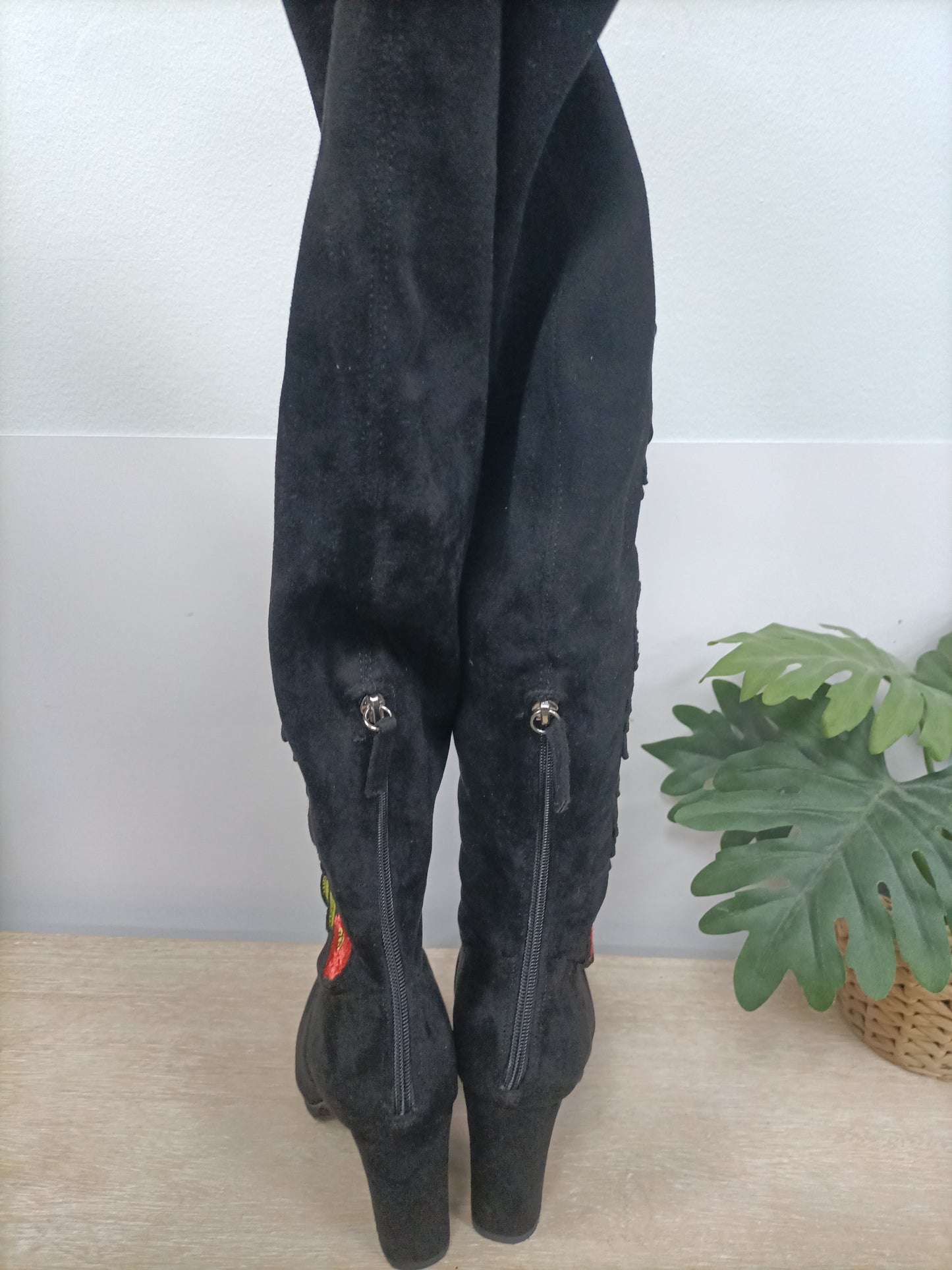 STEVE MADDEN. Botas altas bordadas T.39