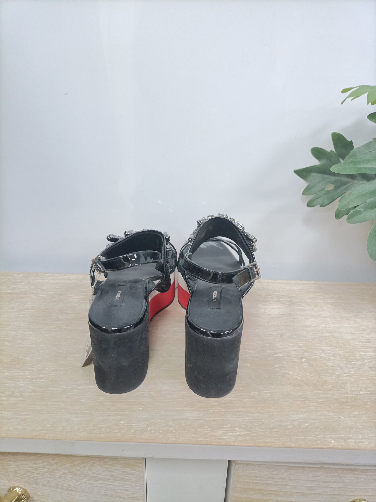 UTERQÜE. Sandalias tacon negro suela bicolor T.39