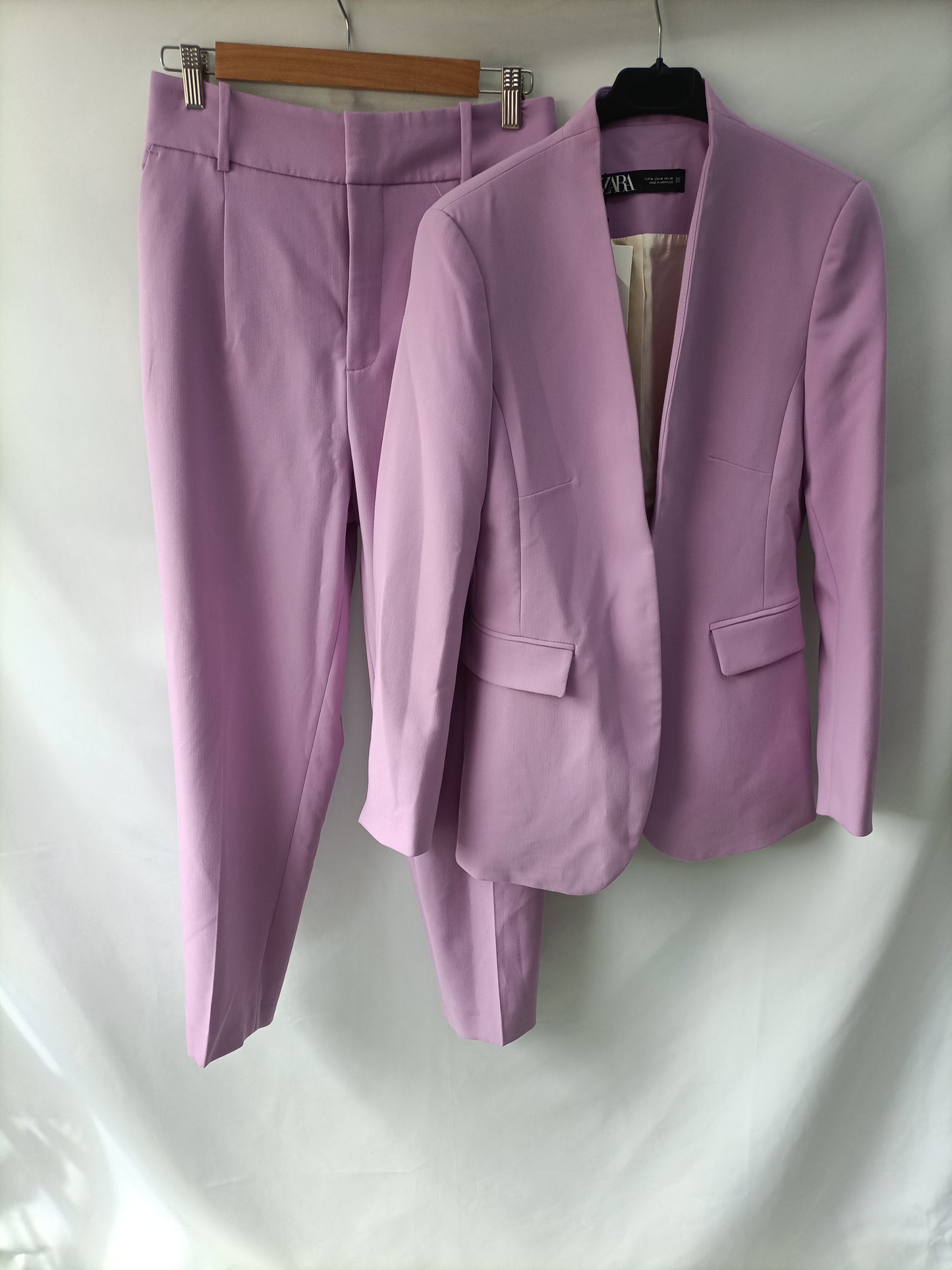 ZARA. Pantalón lila de vestir T.m