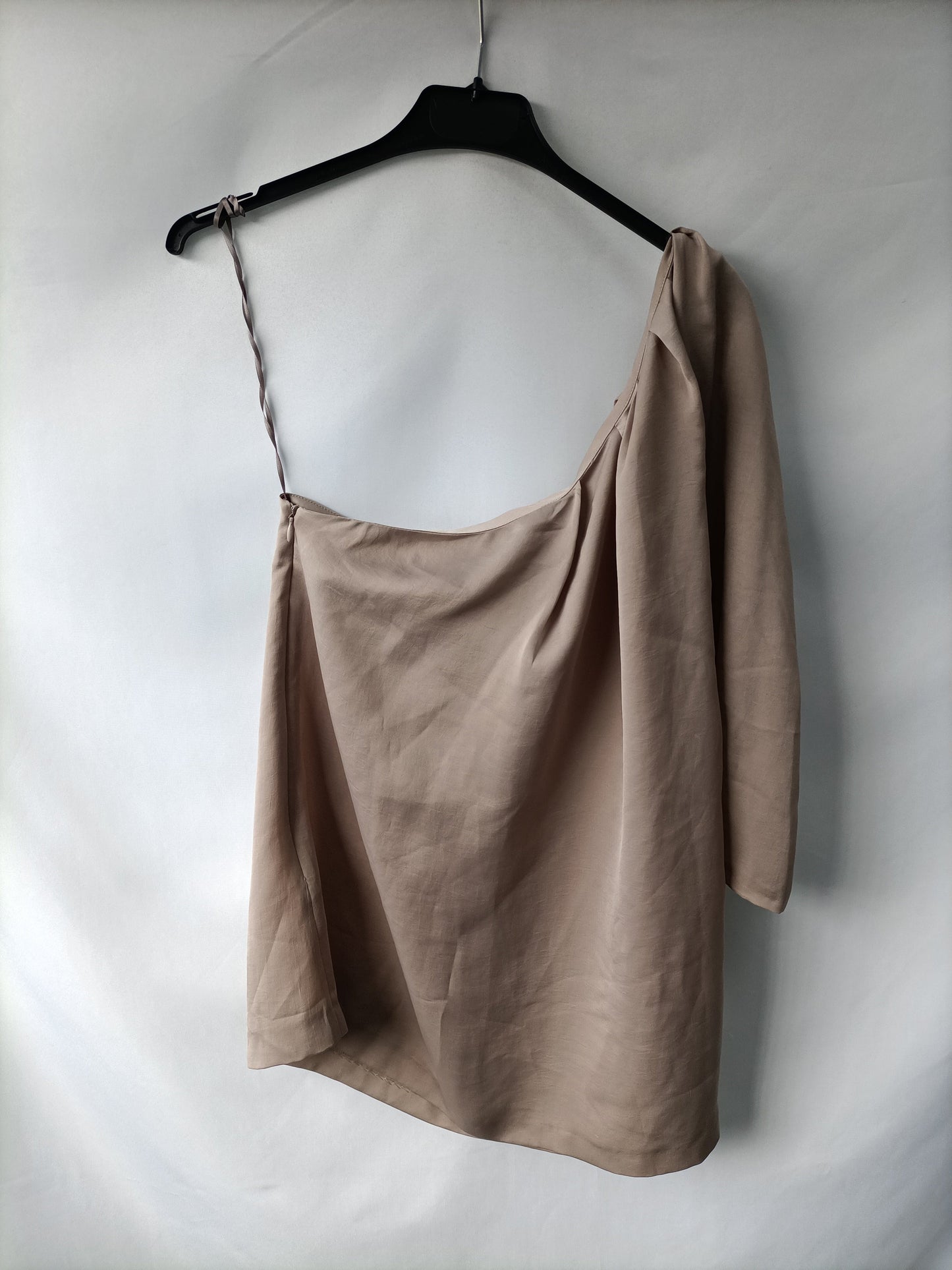 UTERQÜE. Top beige asimétrica T.m/l