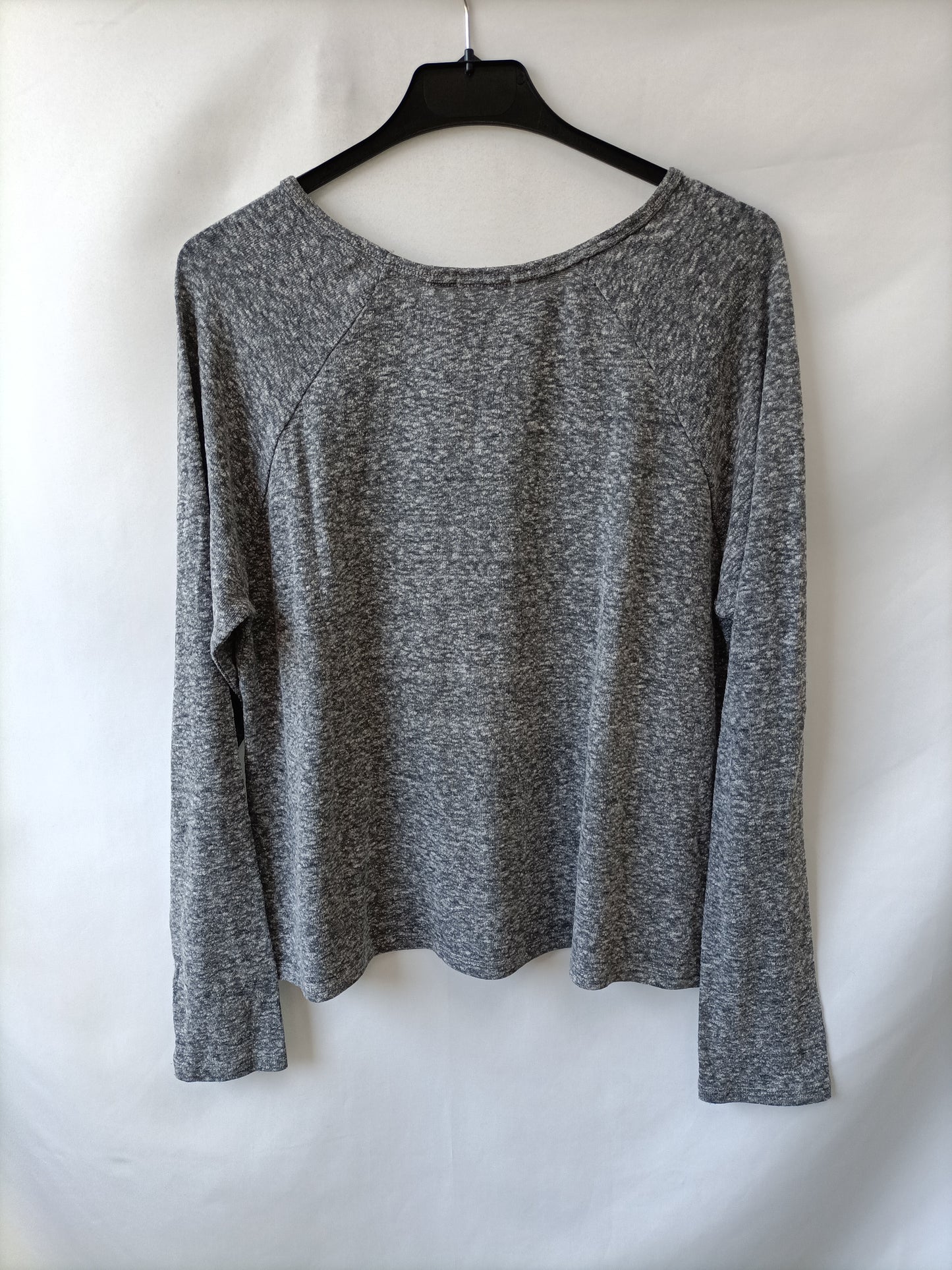 BROWNIE. Heathered grey sweater with printed arrows.