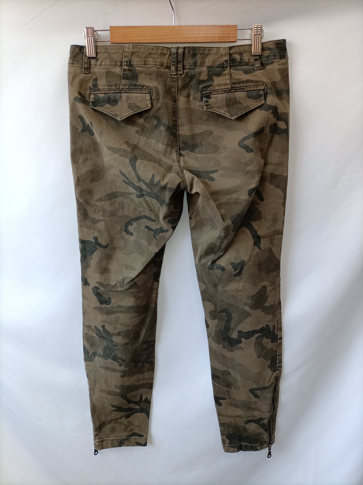 ZARA. Pantalones cargo estampado militar T. 42