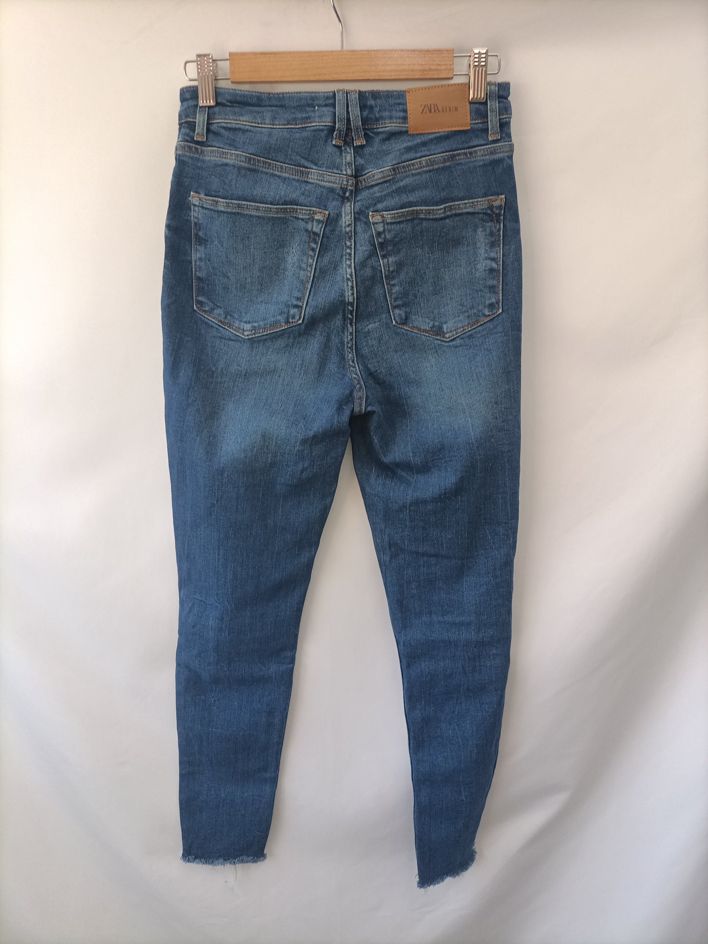 ZARA. Pantalón vaquero botones T.38