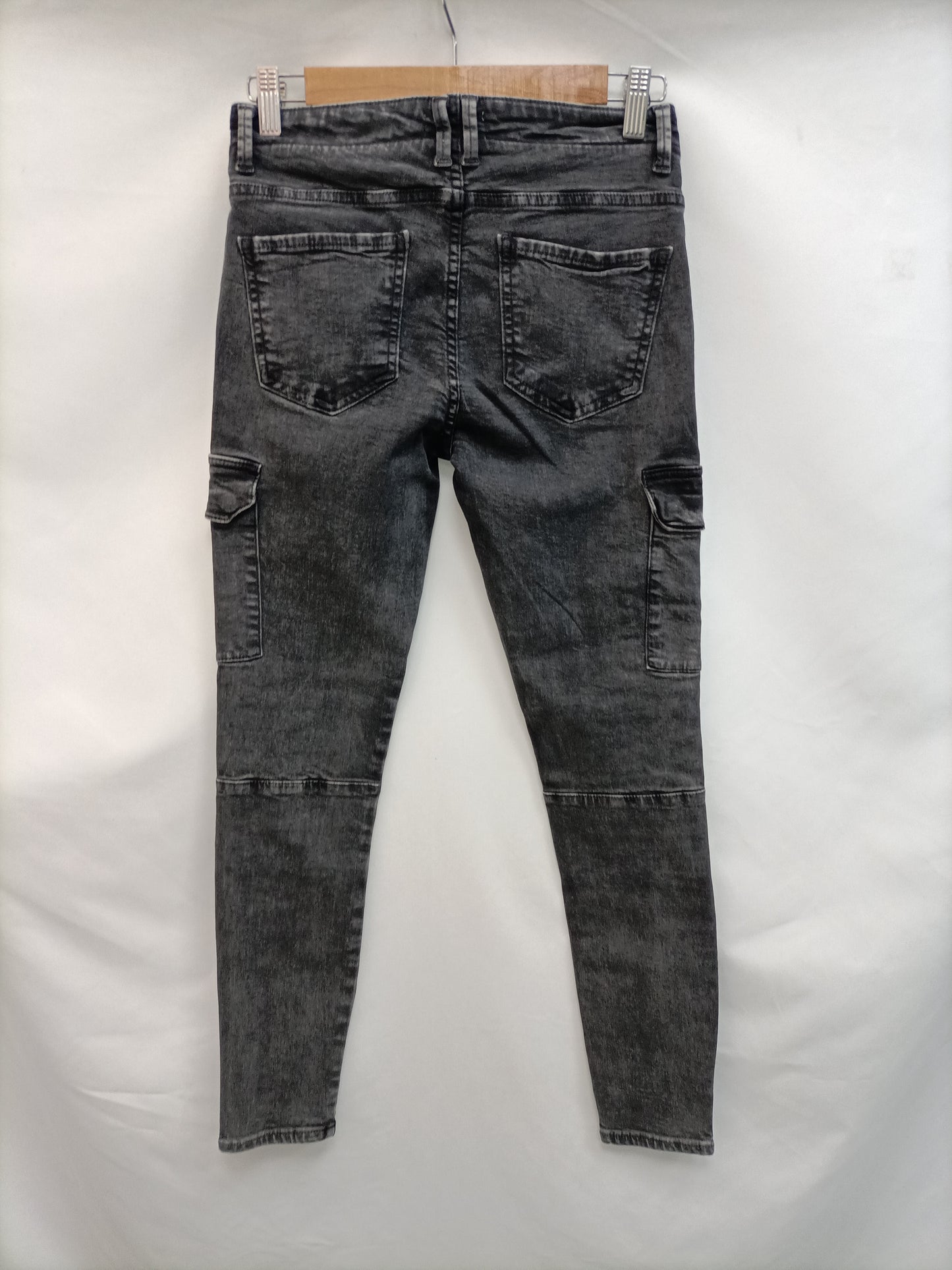 ZARA. Pantalón gris bosillos T.38