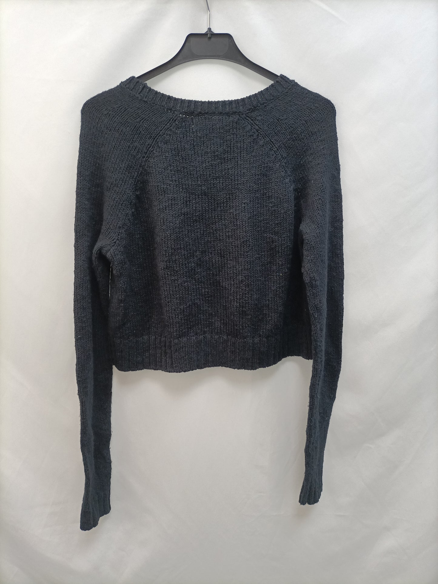 ABERCROMBIE. Jersey negro corto con perlas T.s