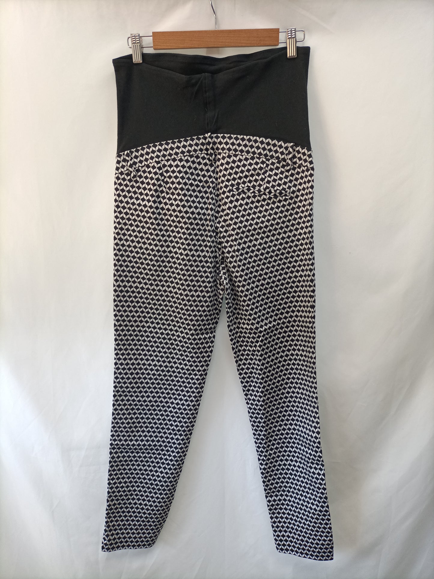 H&M. Pantalón premamá estampado