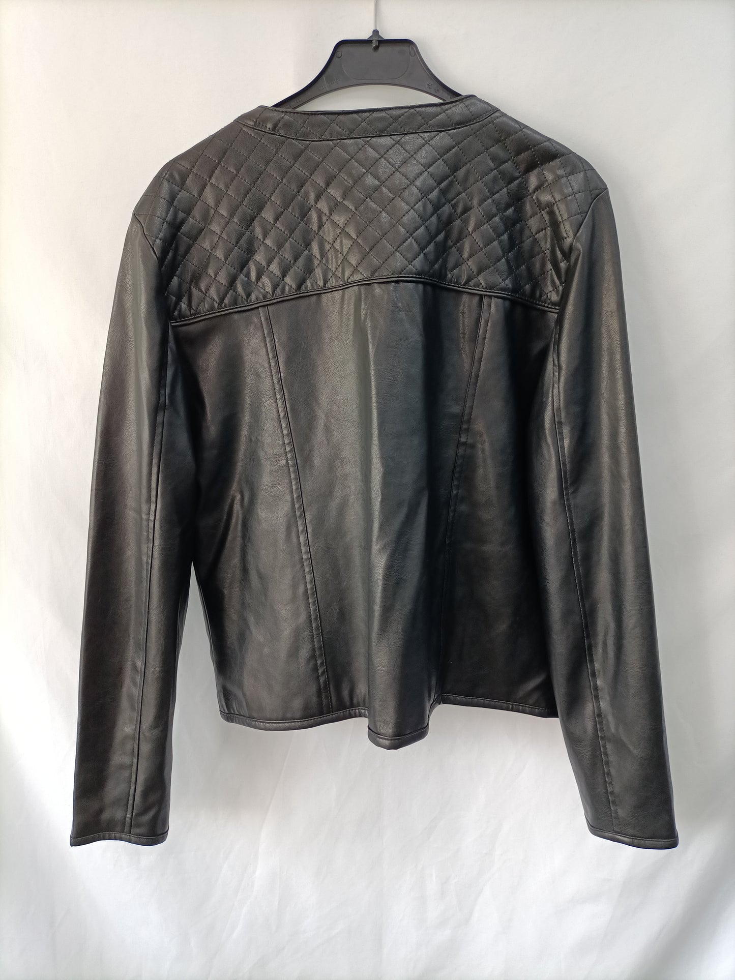 VENCA. Cazadora negra polipiel T.46