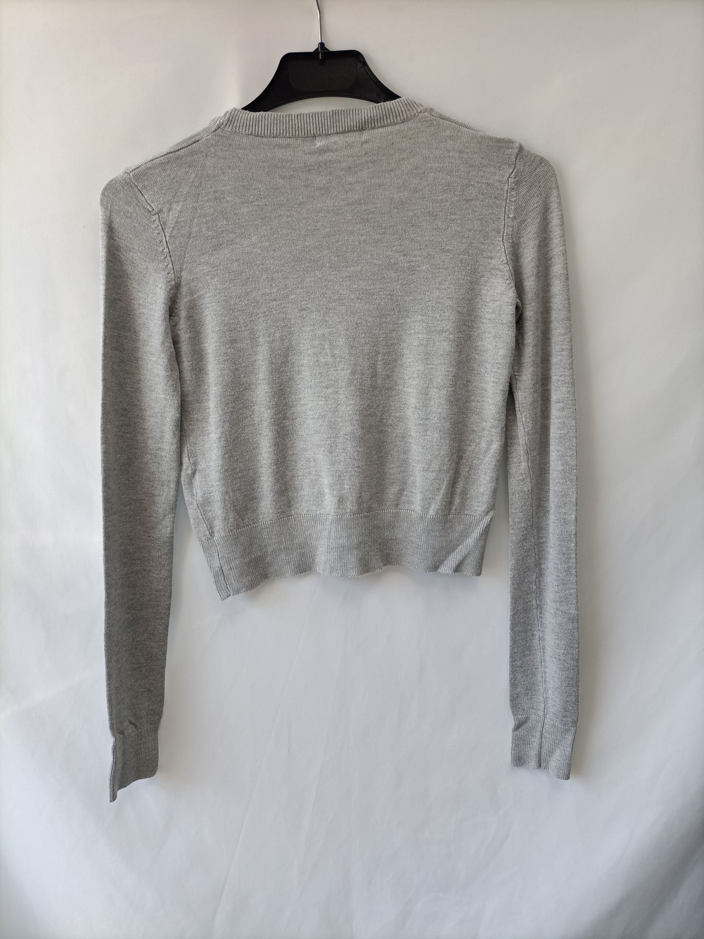 BERSHKA. Jersey cortito gris T.s